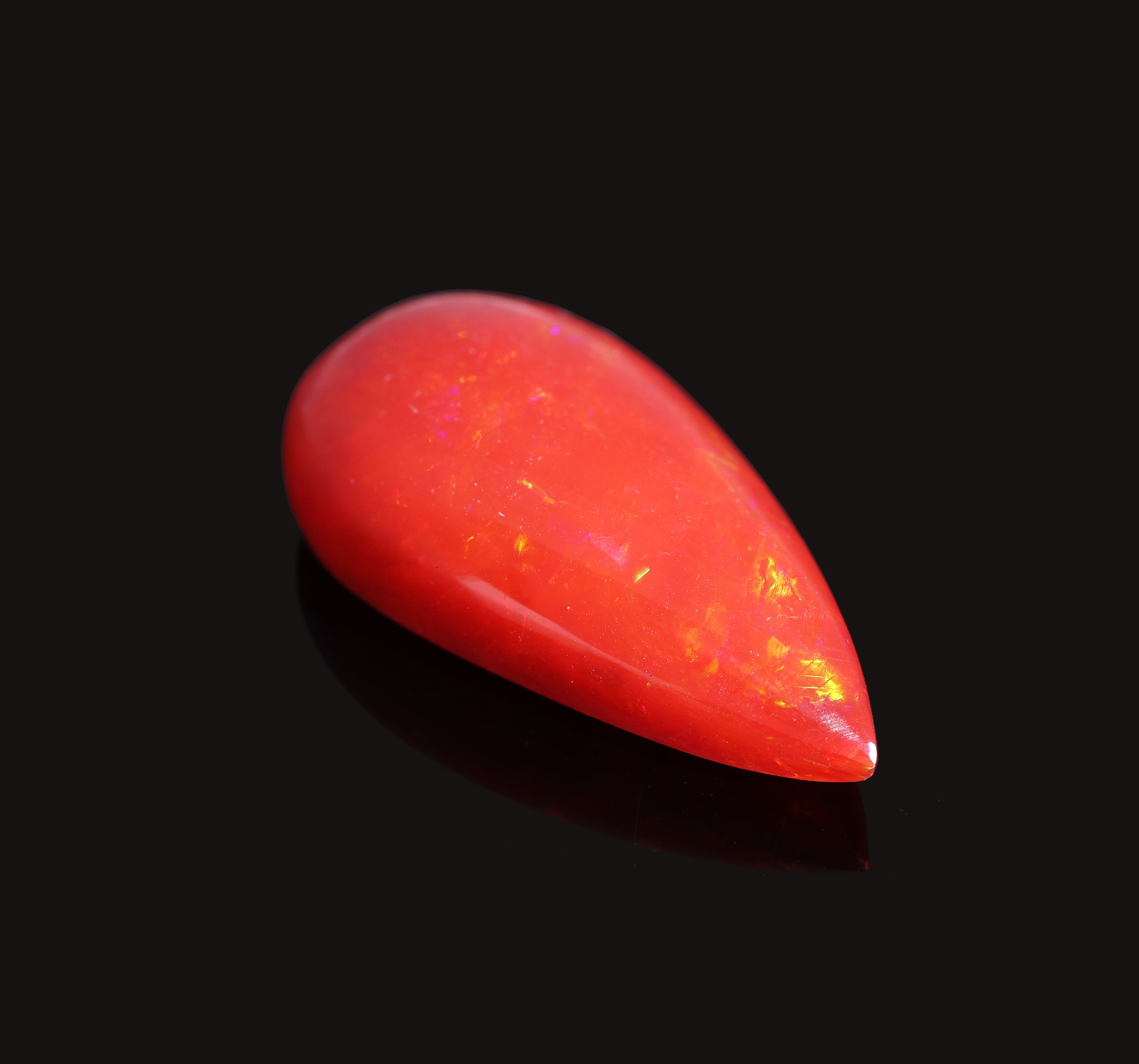 Detail d: Loser roter Opal, ca. 24.3 ct, tropfen- förmiger Cabochon, Red Multi Fire, ca. 33.1 x 17.6 x 9.8 mm
