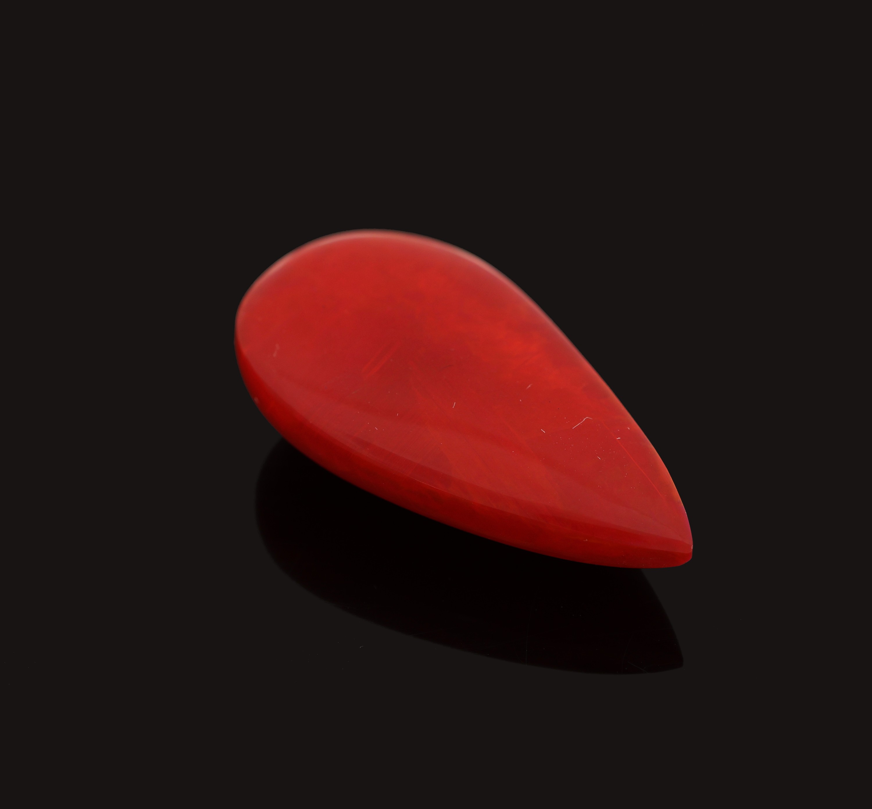 Detail e: Loser roter Opal, ca. 24.3 ct, tropfen- förmiger Cabochon, Red Multi Fire, ca. 33.1 x 17.6 x 9.8 mm