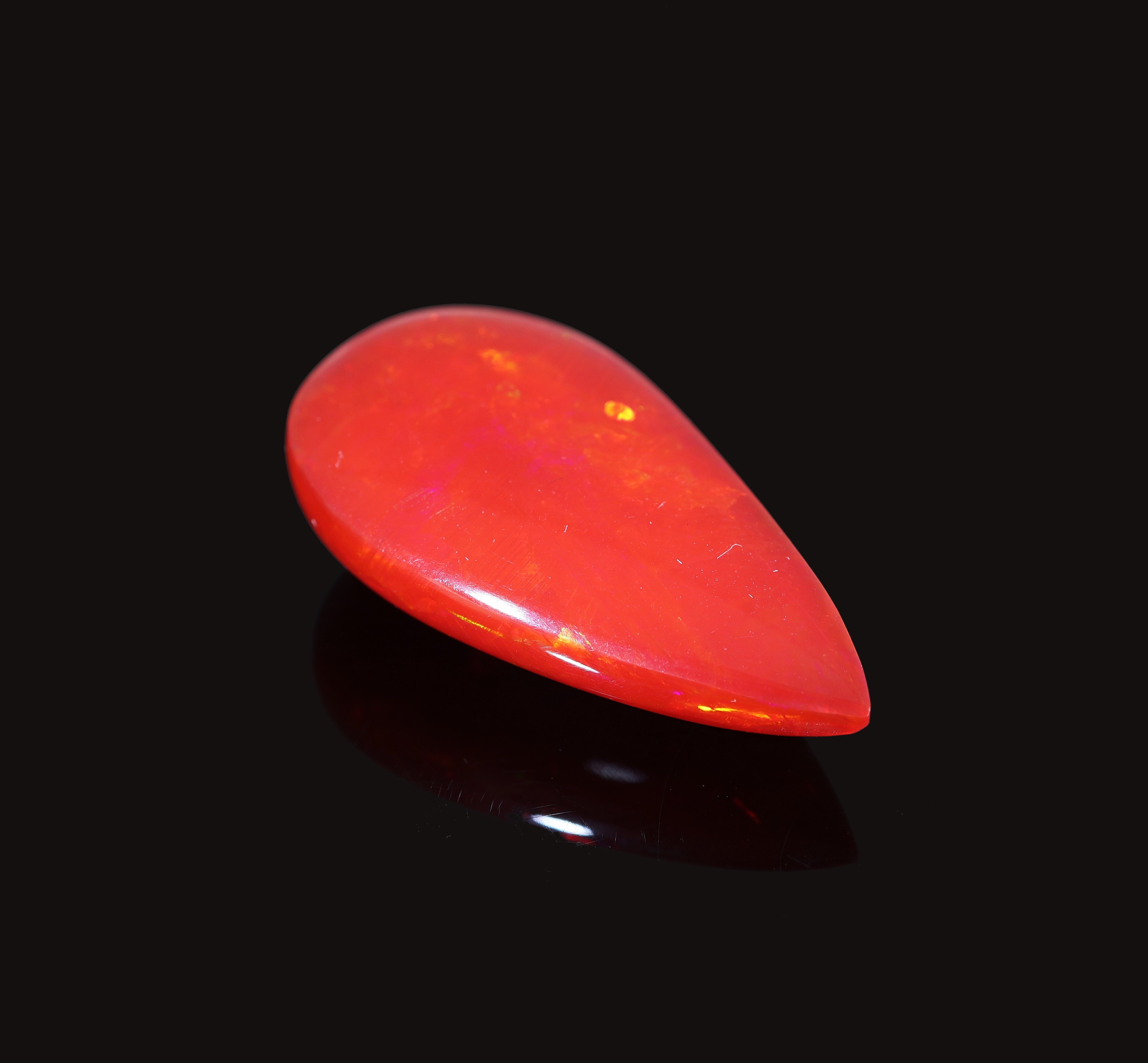Detail f: Loser roter Opal, ca. 24.3 ct, tropfen- förmiger Cabochon, Red Multi Fire, ca. 33.1 x 17.6 x 9.8 mm