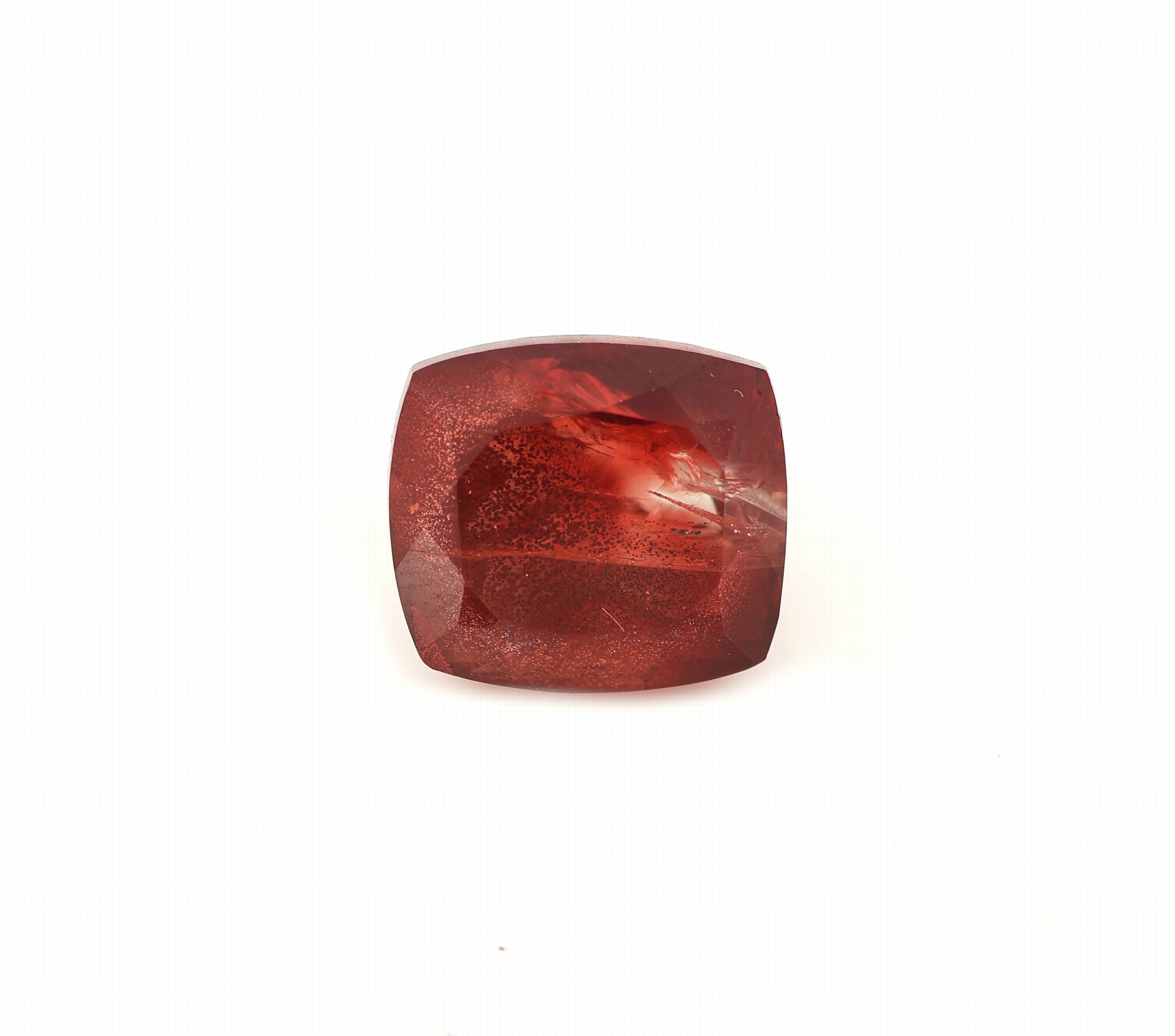 Detail a: Loser Oregon Sonnenstein, ca. 7.9 ct, Tafel mit Riss, Cushion-Cut, Medium Orangy Red, ca. 11.7 x 10.3 x 8.8 mm