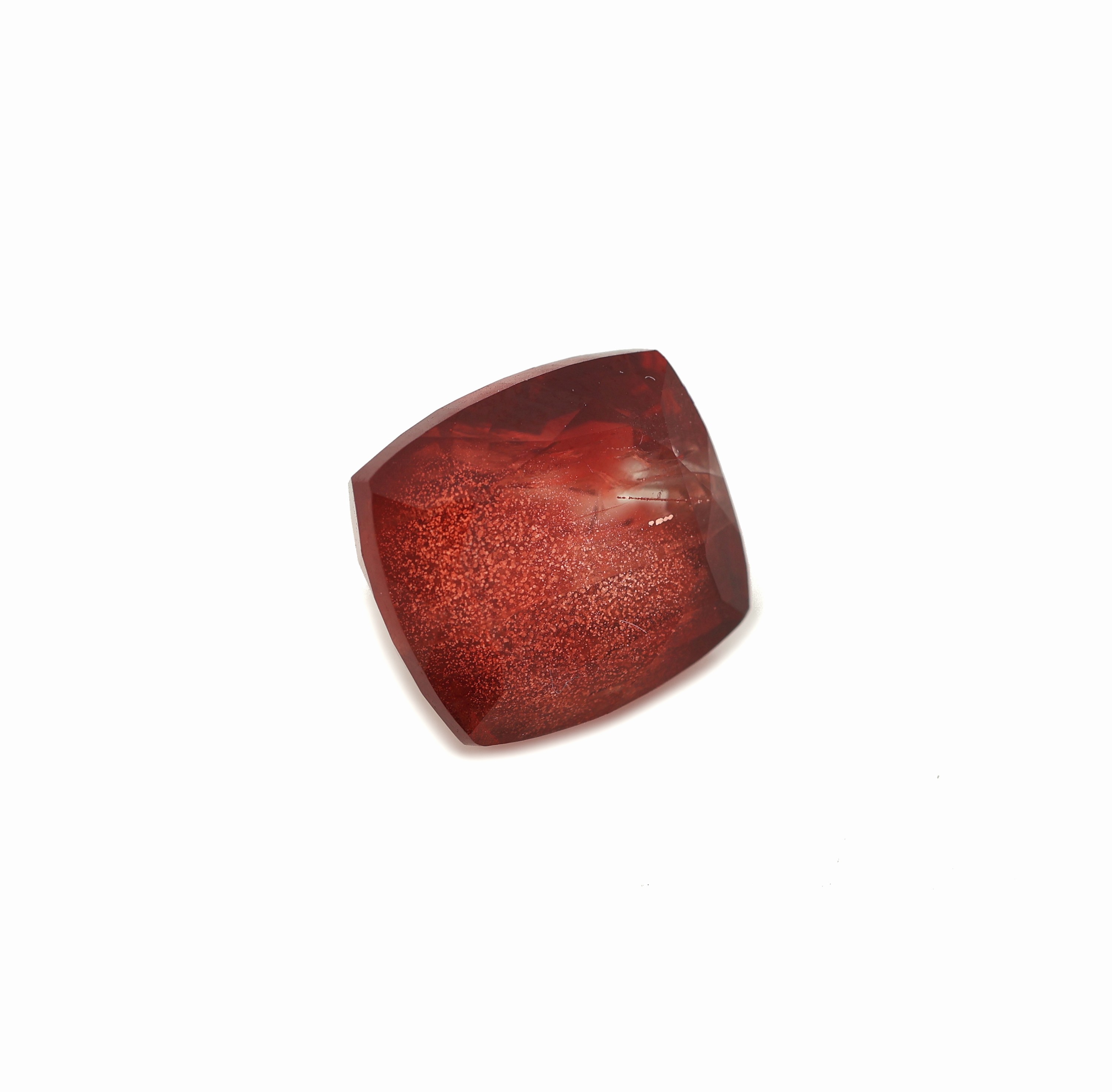 Detail b: Loser Oregon Sonnenstein, ca. 7.9 ct, Tafel mit Riss, Cushion-Cut, Medium Orangy Red, ca. 11.7 x 10.3 x 8.8 mm