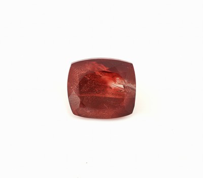 26937894a - Loser Oregon Sonnenstein, ca. 7.9 ct, Tafel mit Riss, Cushion-Cut, Medium Orangy Red, ca. ...