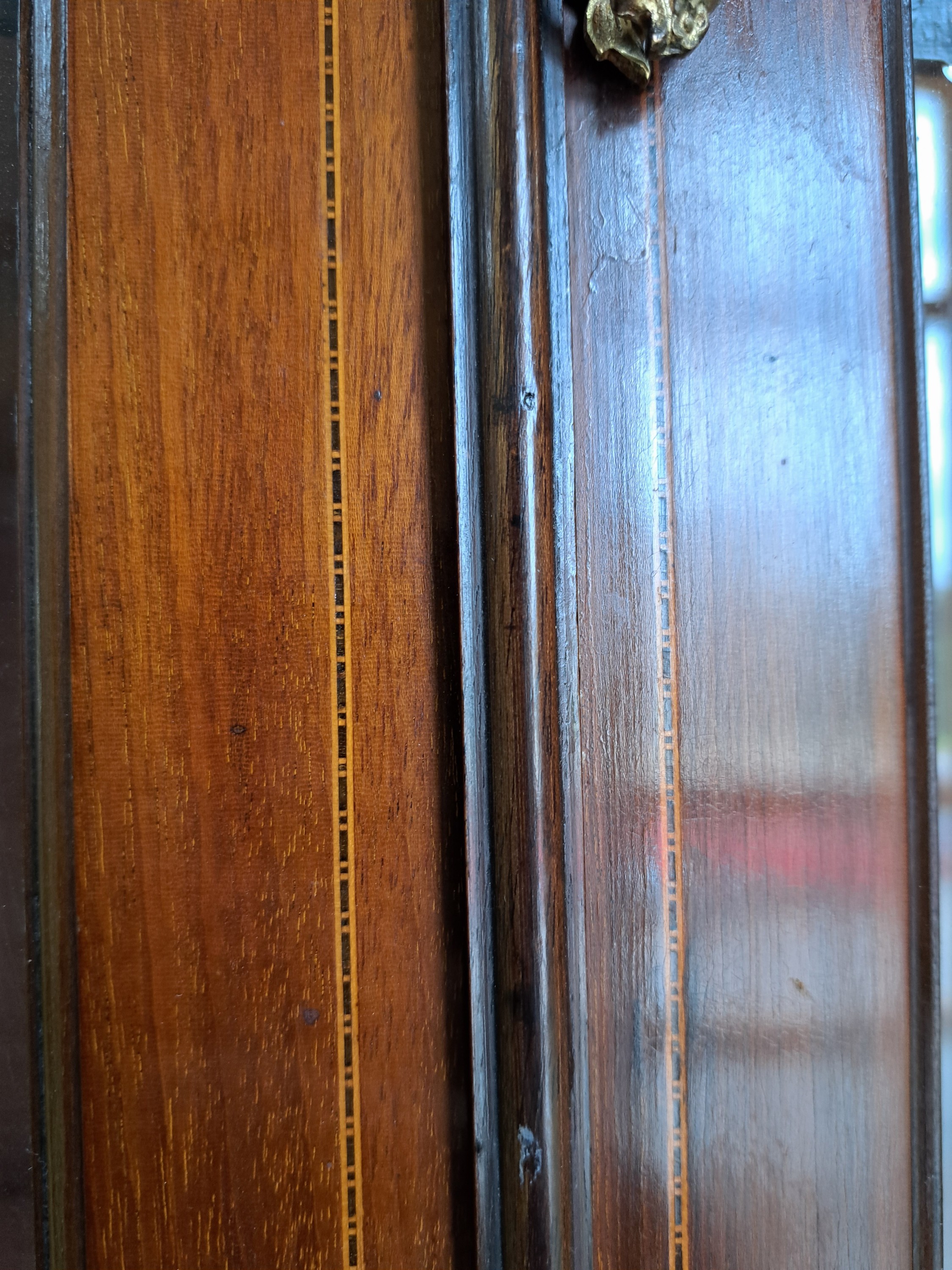 Detail e: Vitrine, England, um 1900, Mahagonifurnier, gewölbte Scheiben, Bandintarsien und Fadenintarsien, auf leicht geschwungenen Beinen, ca. 179x122x43 cm, ...