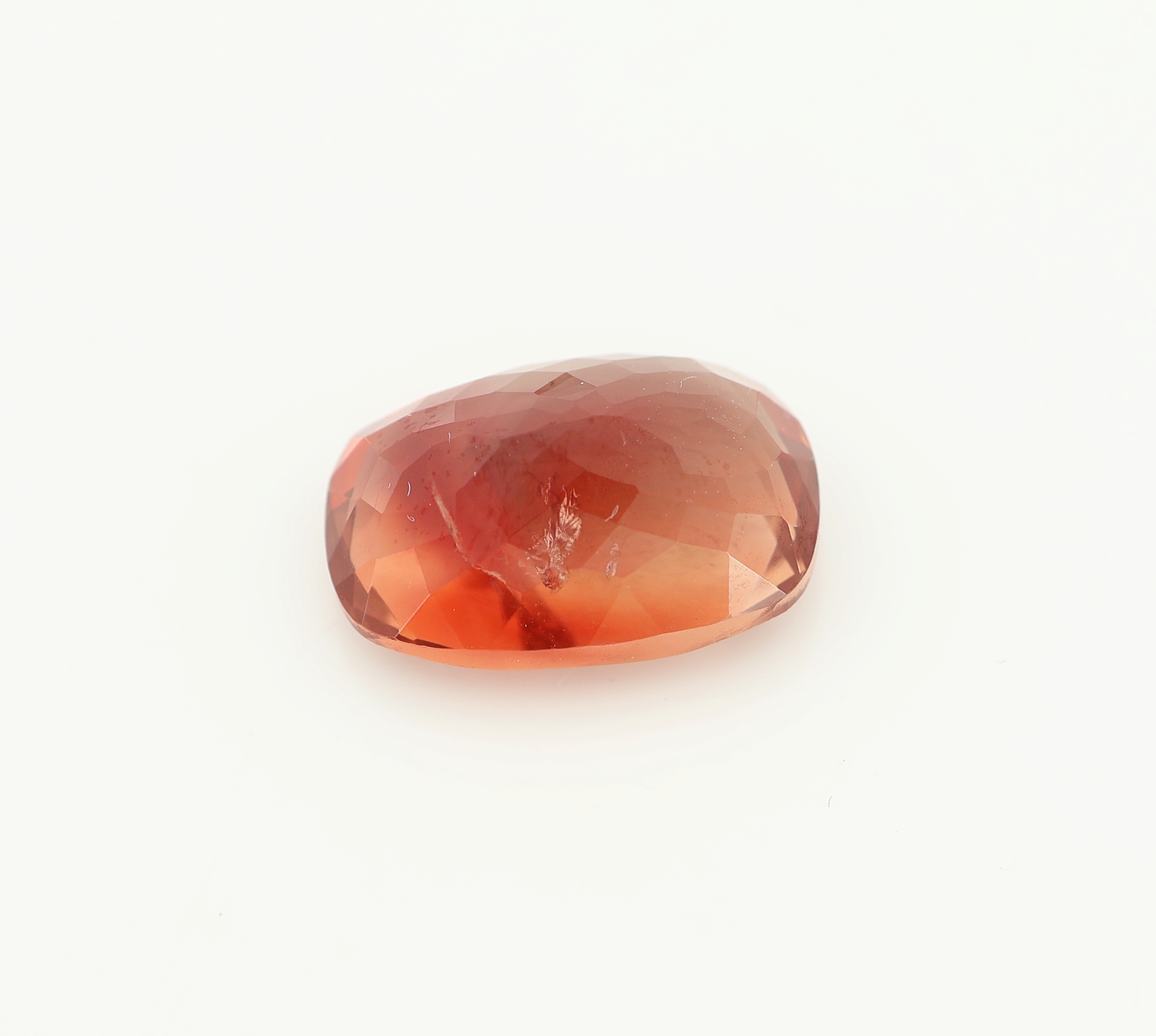 Detail b: Loser Oregon Sonnenstein, ca. 5.7 ct, oval- facett., Medium Orangy Red, ca. 13.4 x 9.2 x 6.4 mm