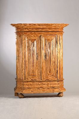 Image 26937947 - Außergewöhnlicher Wellenschrank, Frankfurt, um 1750, Fichte massiv, weit ...