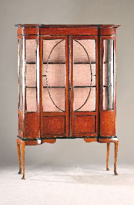 Image 26937968 - Vitrine, England, um 1900, Mahagonifurnier, gewölbte Scheiben, Bandintarsien und ...