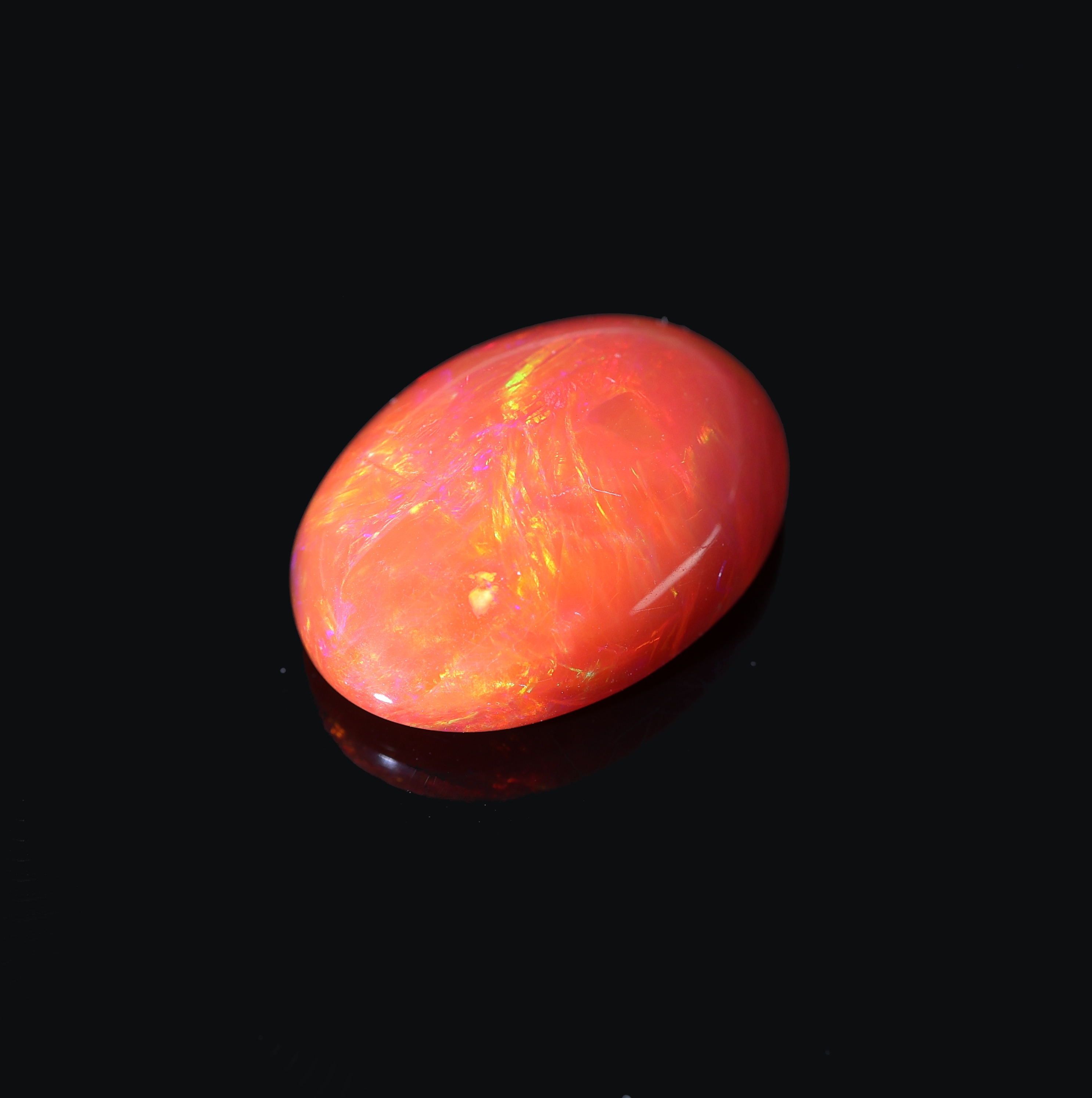 Detail a: Loser roter Opal, ca. 7.0 ct, ovaler Cabochon, Red Multi Fire, ca. 16.6 x 12.3 x 6.5 mm
