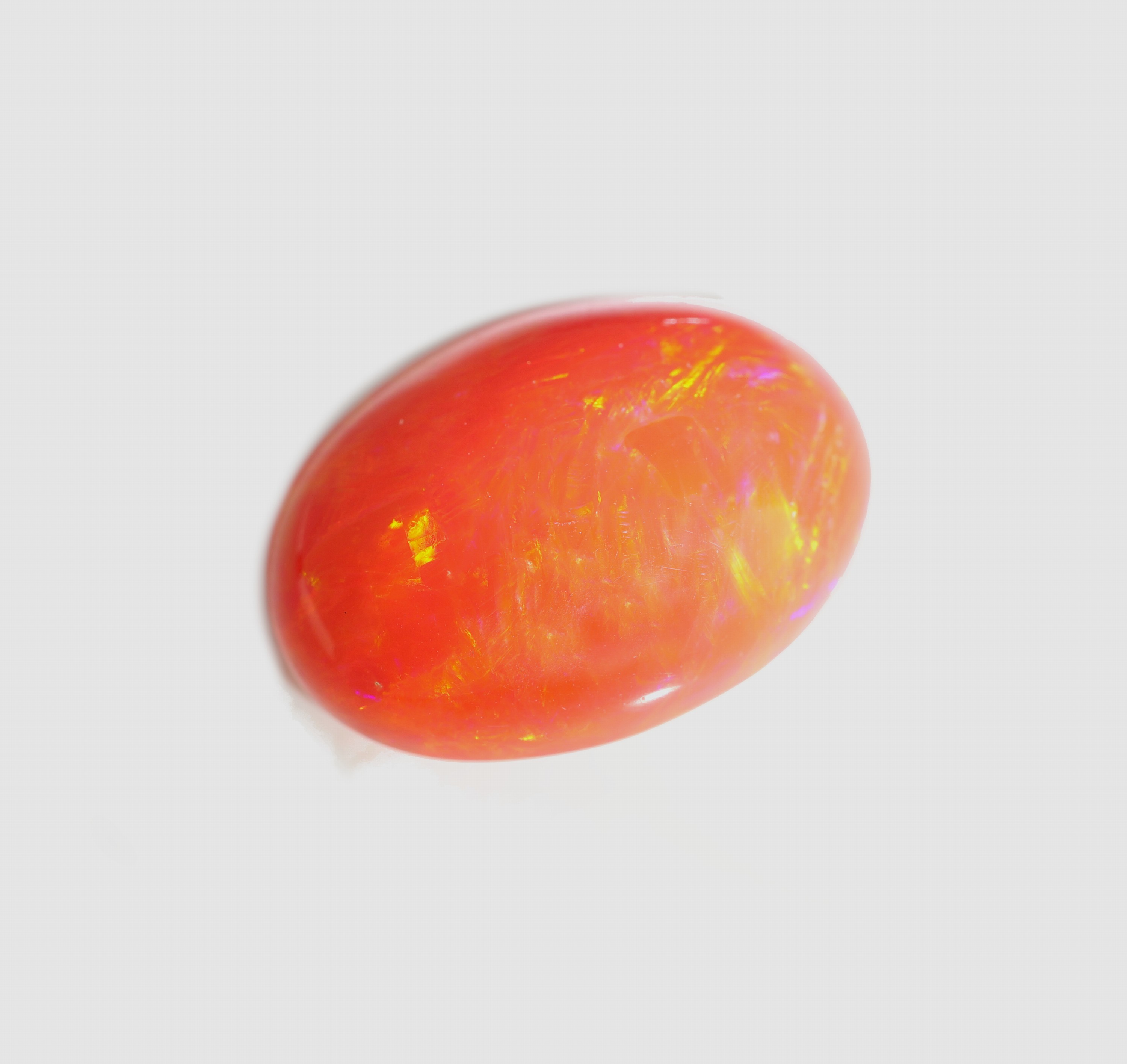 Detail b: Loser roter Opal, ca. 7.0 ct, ovaler Cabochon, Red Multi Fire, ca. 16.6 x 12.3 x 6.5 mm