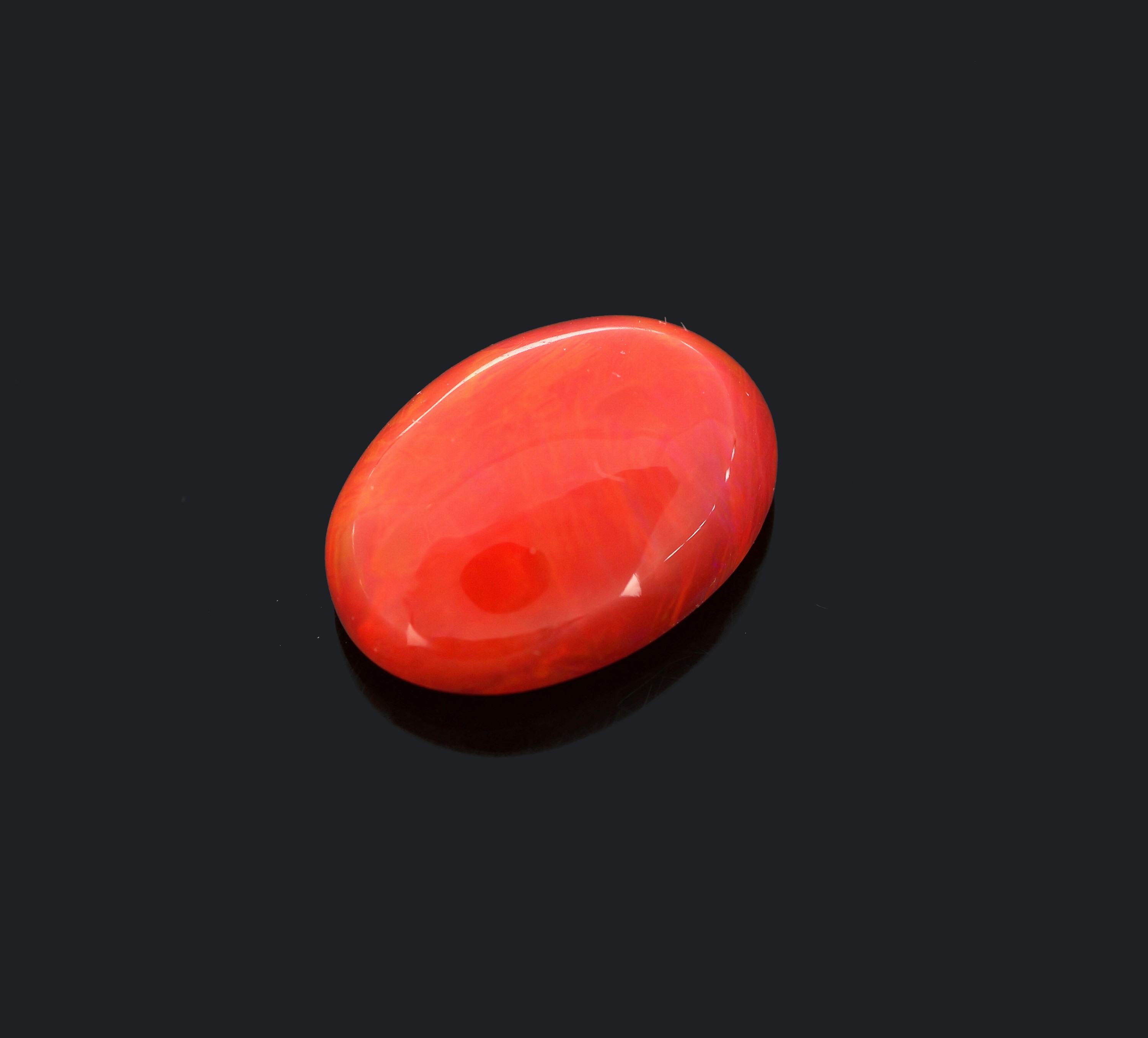Detail c: Loser roter Opal, ca. 7.0 ct, ovaler Cabochon, Red Multi Fire, ca. 16.6 x 12.3 x 6.5 mm
