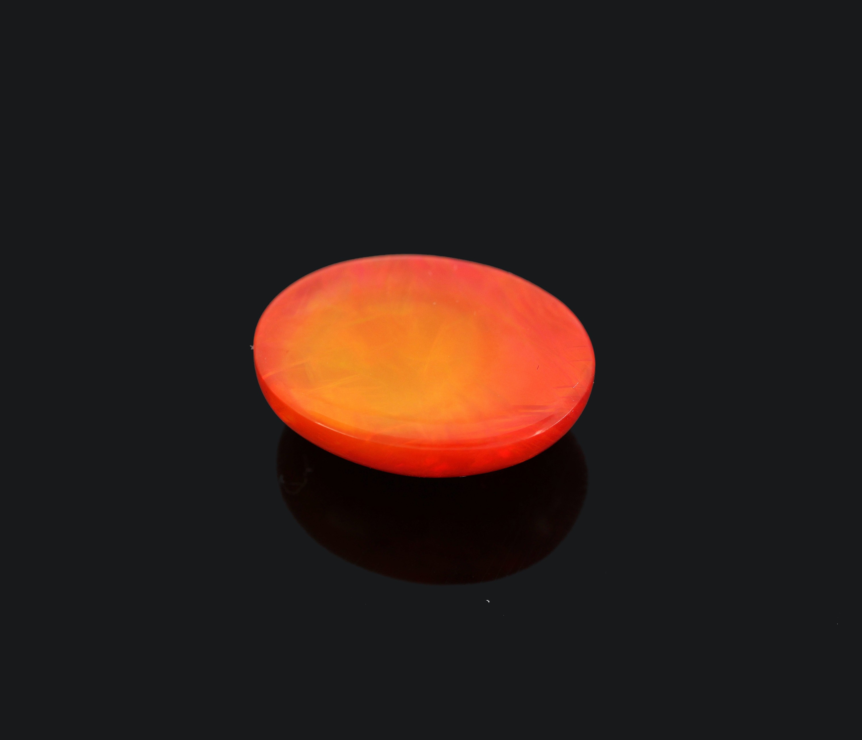 Detail d: Loser roter Opal, ca. 7.0 ct, ovaler Cabochon, Red Multi Fire, ca. 16.6 x 12.3 x 6.5 mm