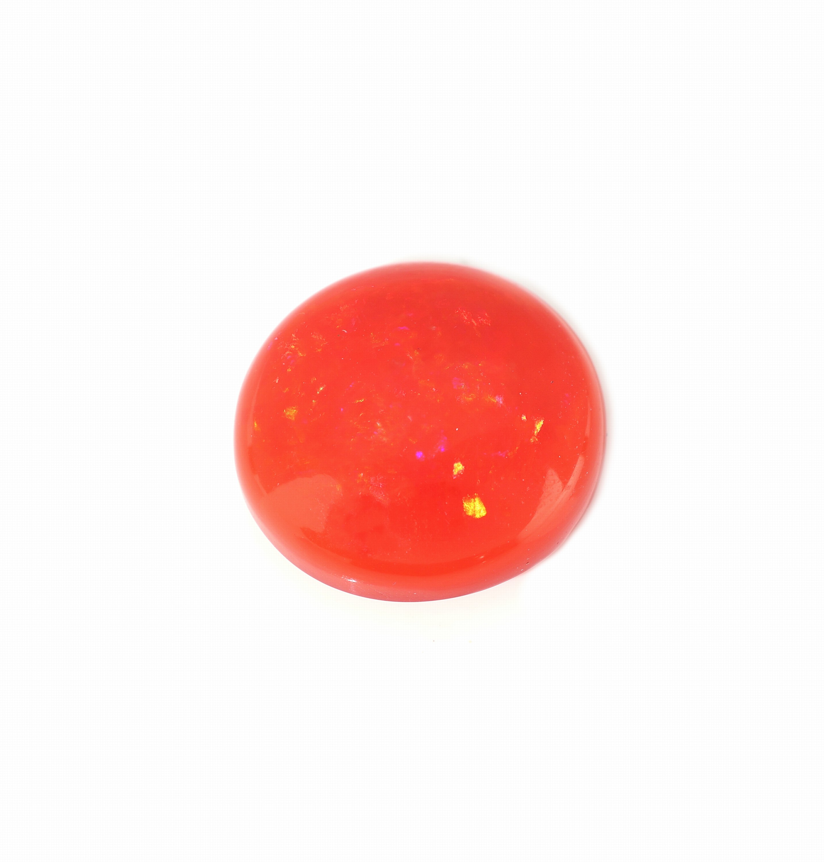 Detail b: Loser roter Opal, ca. 9.6 ct, runder Cabochon,16.4 x 16.3 x 6.8 mm