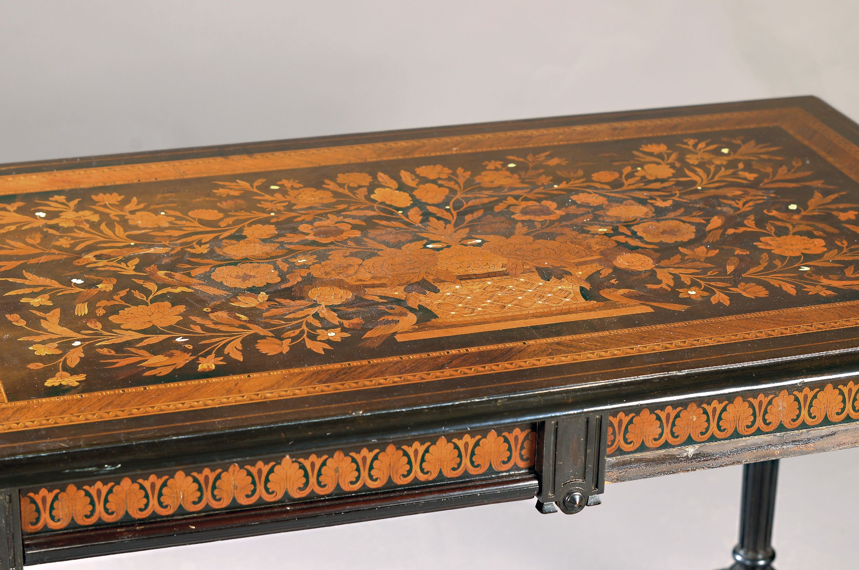 Detail a: Prunktisch, wohl Frankreich, 2.H. 19.Jh., Tischplatte aufwendige florale Furnierarbeit, lineare Bandintarsien, Tisch Kreuzsteg, z.T. ebonisiert, ca. ...