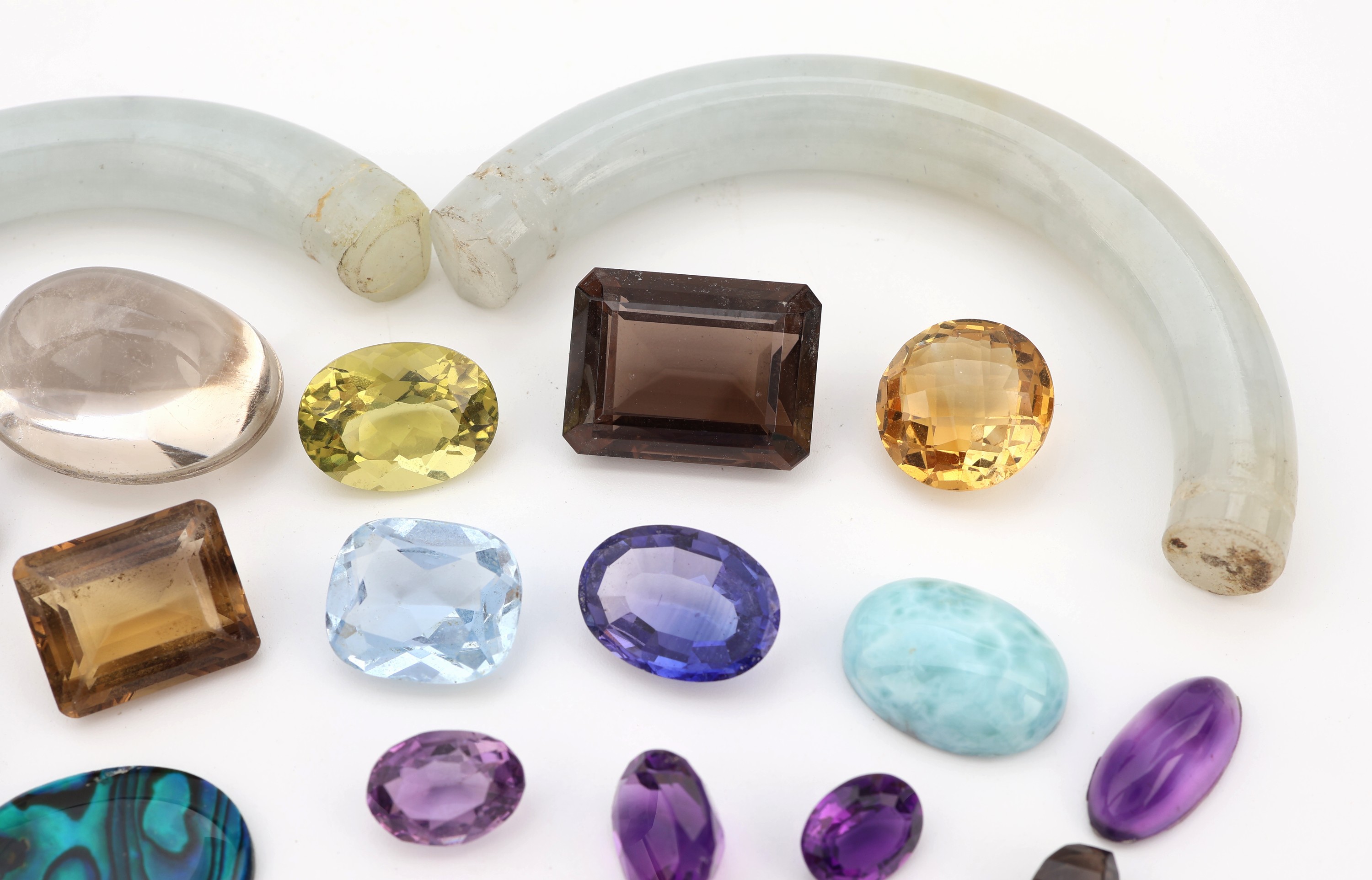 Detail a: Konvolut lose Steine, zus. ca. 448.7 ct, versch. Farbsteine, u.a: Amethyst, Larimar, Rauchquarz, z.T. Synthesen, etc., versch. Schliffformen, ...