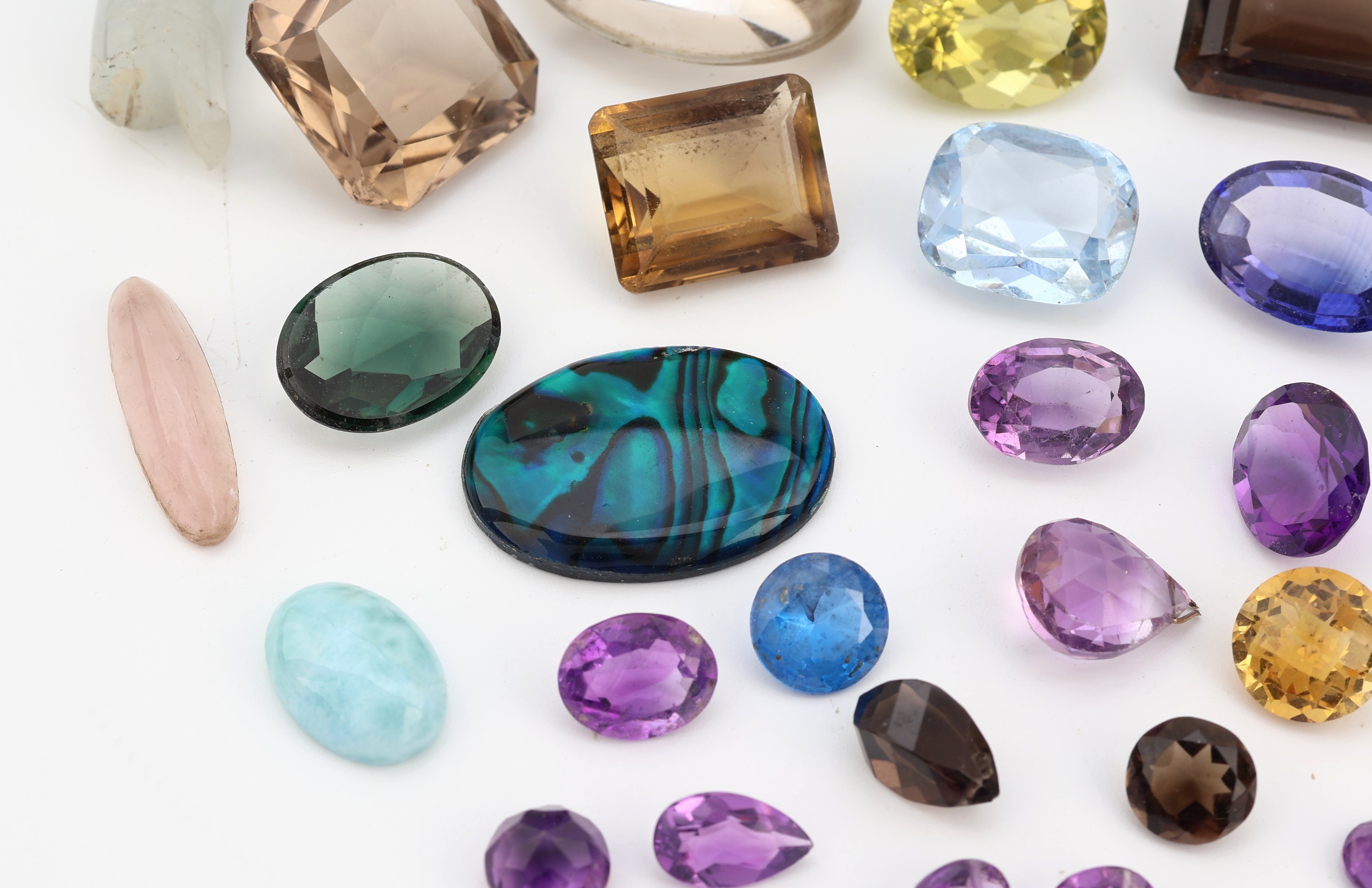 Detail b: Konvolut lose Steine, zus. ca. 448.7 ct, versch. Farbsteine, u.a: Amethyst, Larimar, Rauchquarz, z.T. Synthesen, etc., versch. Schliffformen, ...