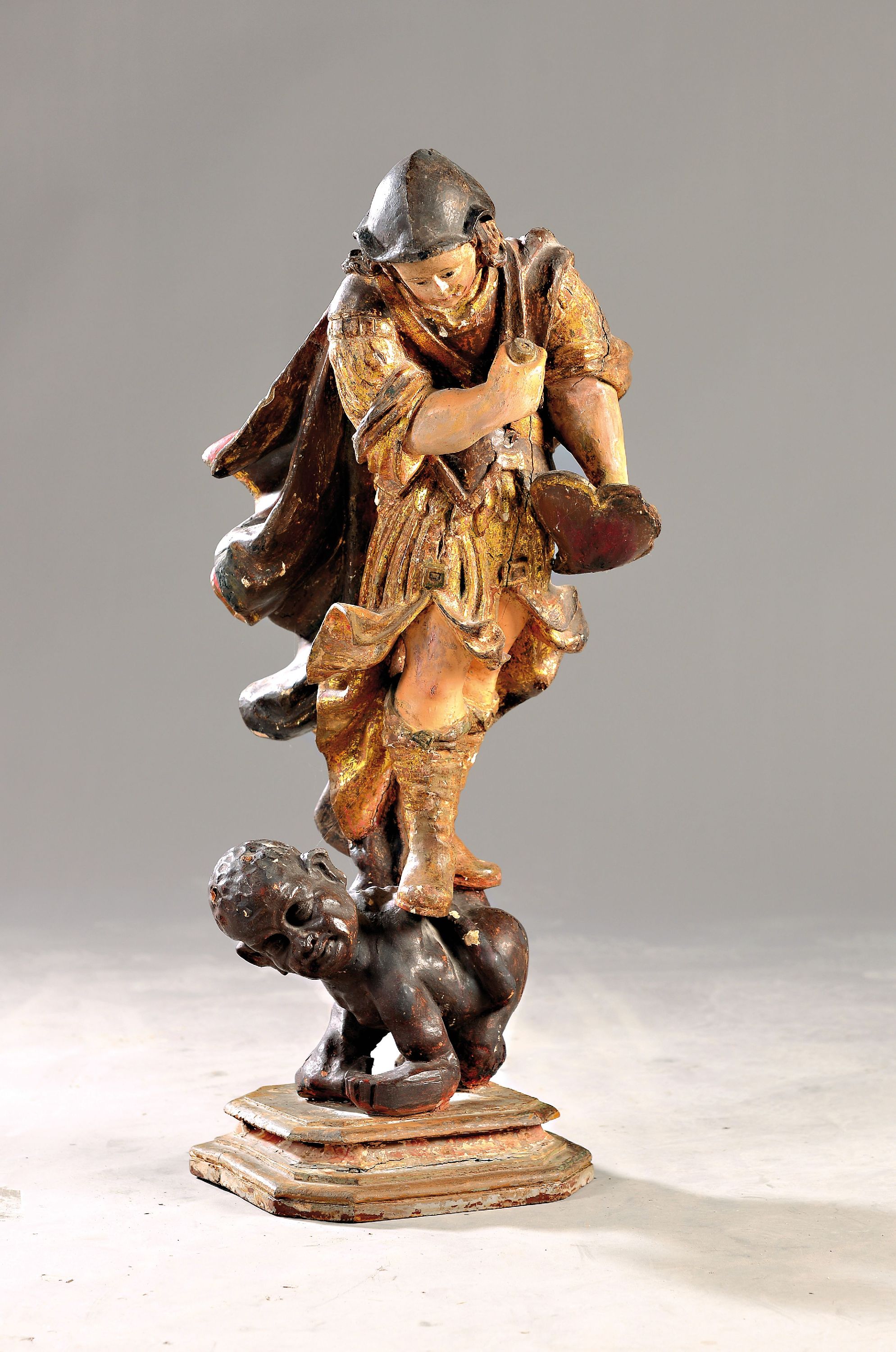 Große Skulptur des Hl. Michael, süddeutsch, 2. Hälfte 18. Jh., Lindenholz geschnitzt und bunt gefaßt, dargestellt stehend auf dem symbol. Teufel, ...