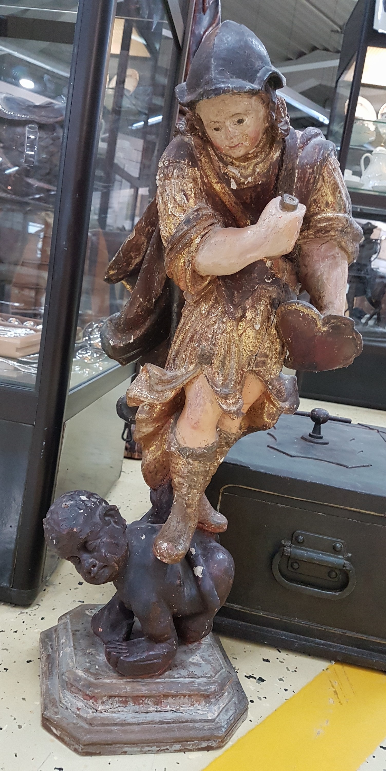 Detail a: Große Skulptur des Hl. Michael, süddeutsch, 2. Hälfte 18. Jh., Lindenholz geschnitzt und bunt gefaßt, dargestellt stehend auf dem symbol. Teufel, ...