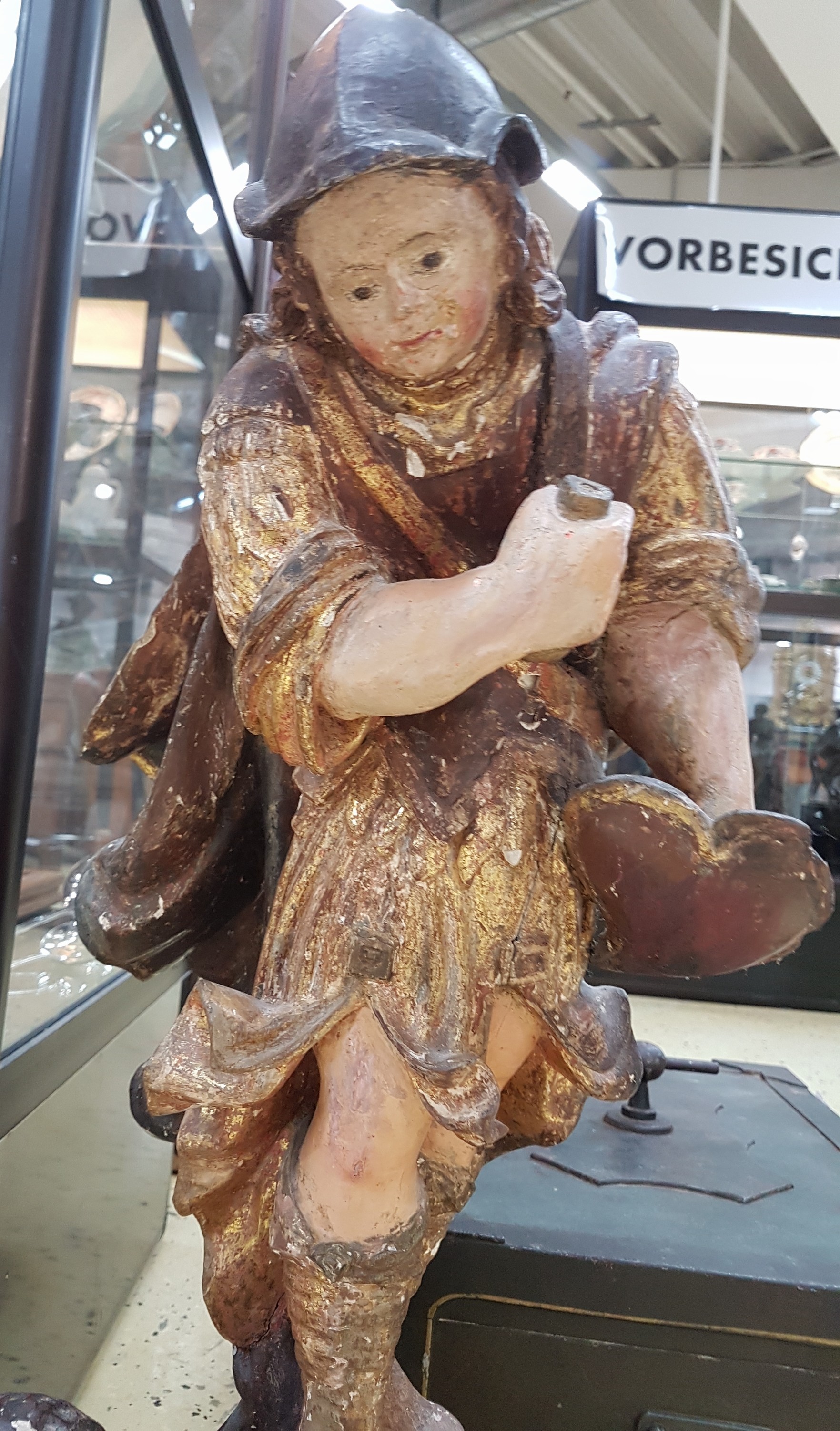Detail b: Große Skulptur des Hl. Michael, süddeutsch, 2. Hälfte 18. Jh., Lindenholz geschnitzt und bunt gefaßt, dargestellt stehend auf dem symbol. Teufel, ...