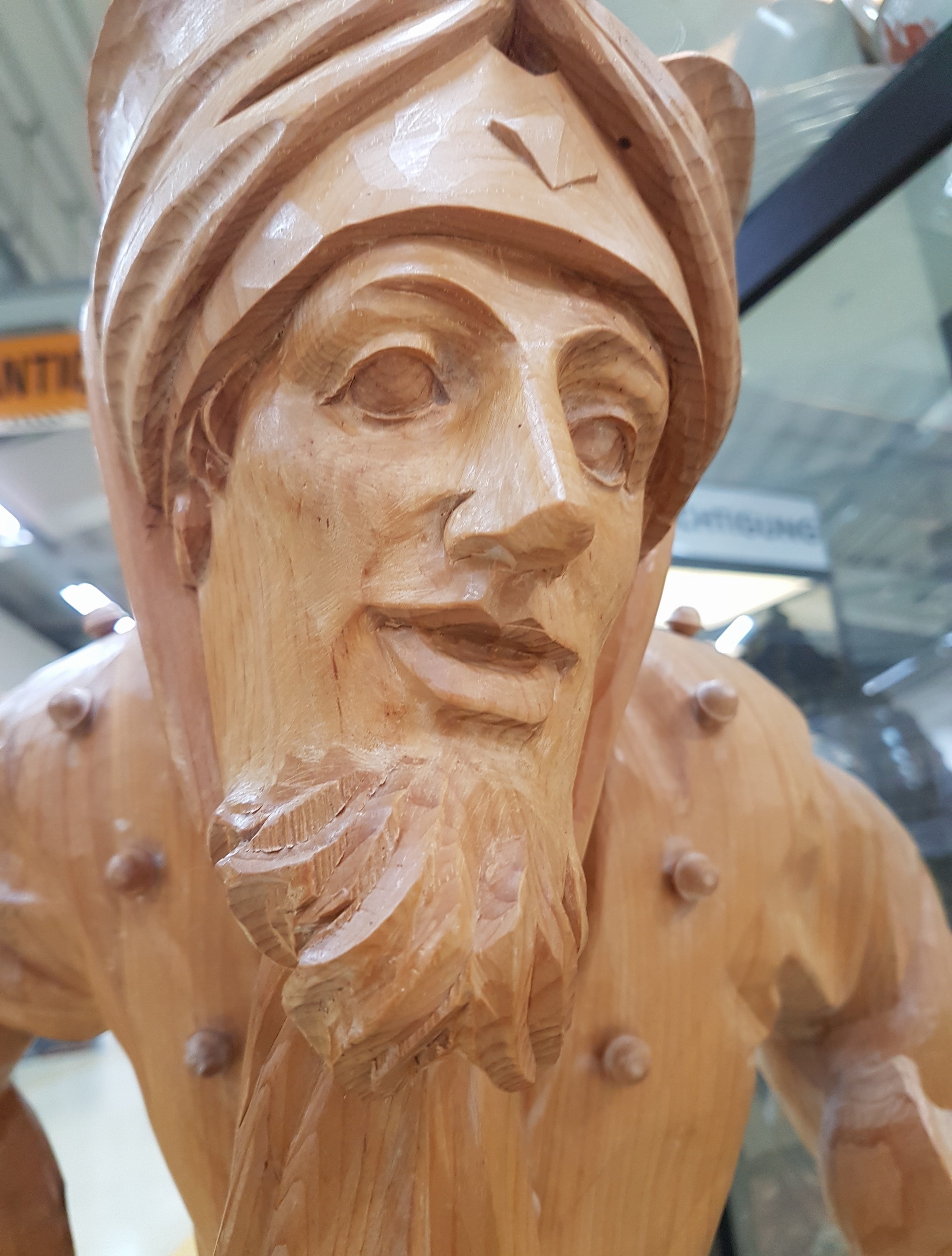 Detail d: Großer Moriskentänzer, süddeutsch, 20. Jh., nach dem Vorbild des Erasmus Grasser von 1480, Lindenholz geschnitzt, H. ca. 84cm