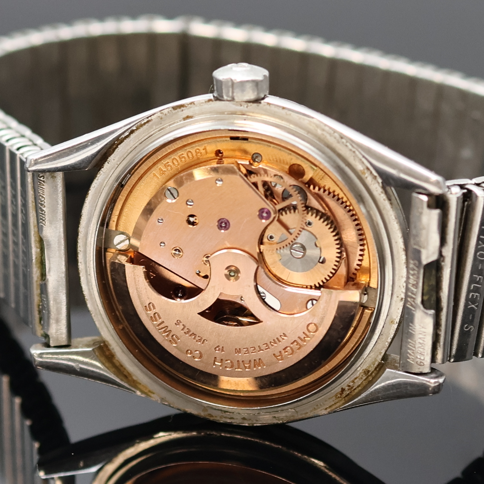 Detail d: OMEGA Seamaster Armbanduhr Referenz 2802-1 SC, Schweiz um 1957, Automatik, aufgedr. Boden m. grav. Datum 9.6.57, Zifferbl. pat./fl., aufges. gold. ...