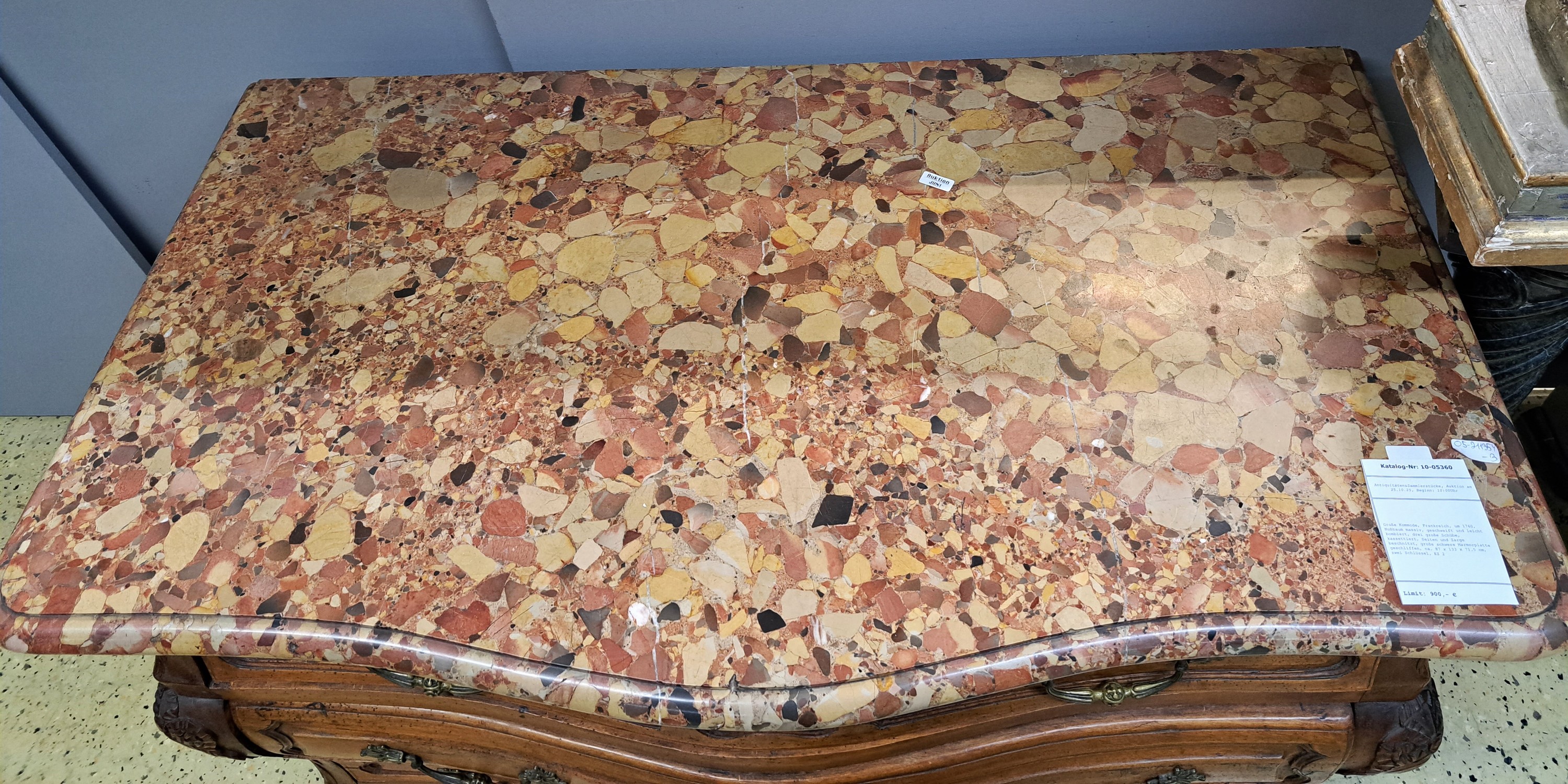 Detail c: Große Kommode, Frankreich, um 1760, Nußbaum massiv, geschweift und leicht bombiert, drei große Schübe, kassettiert, Seiten und Zarge beschnitzt, ...