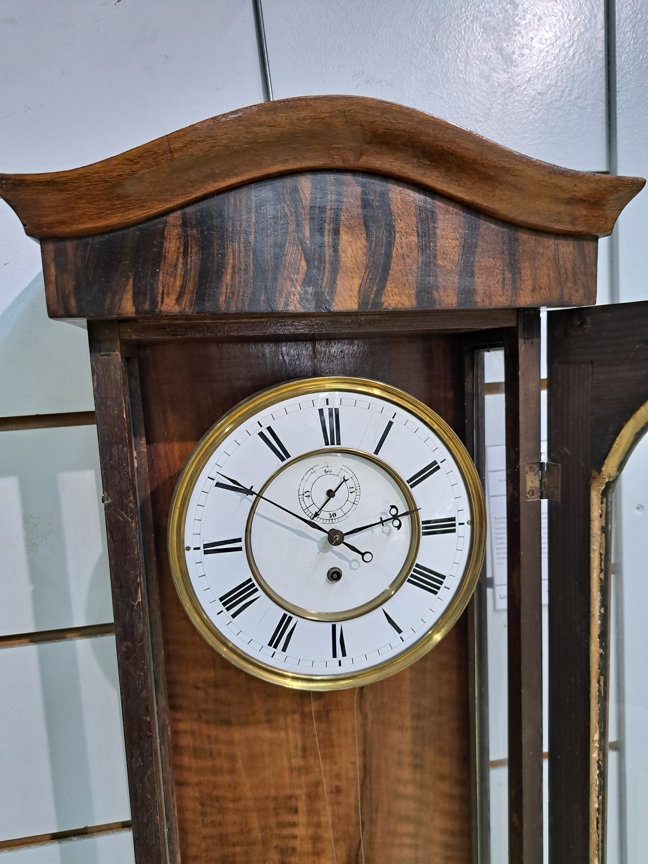 Detail a: Wanduhr, sog. Eingewichter, deutsch um 1870/80, Holzgehäuse dreiseitig verglast, geschnitzter Aufsatz und unterer Abschluß fehlen, zweigeteiltes ...