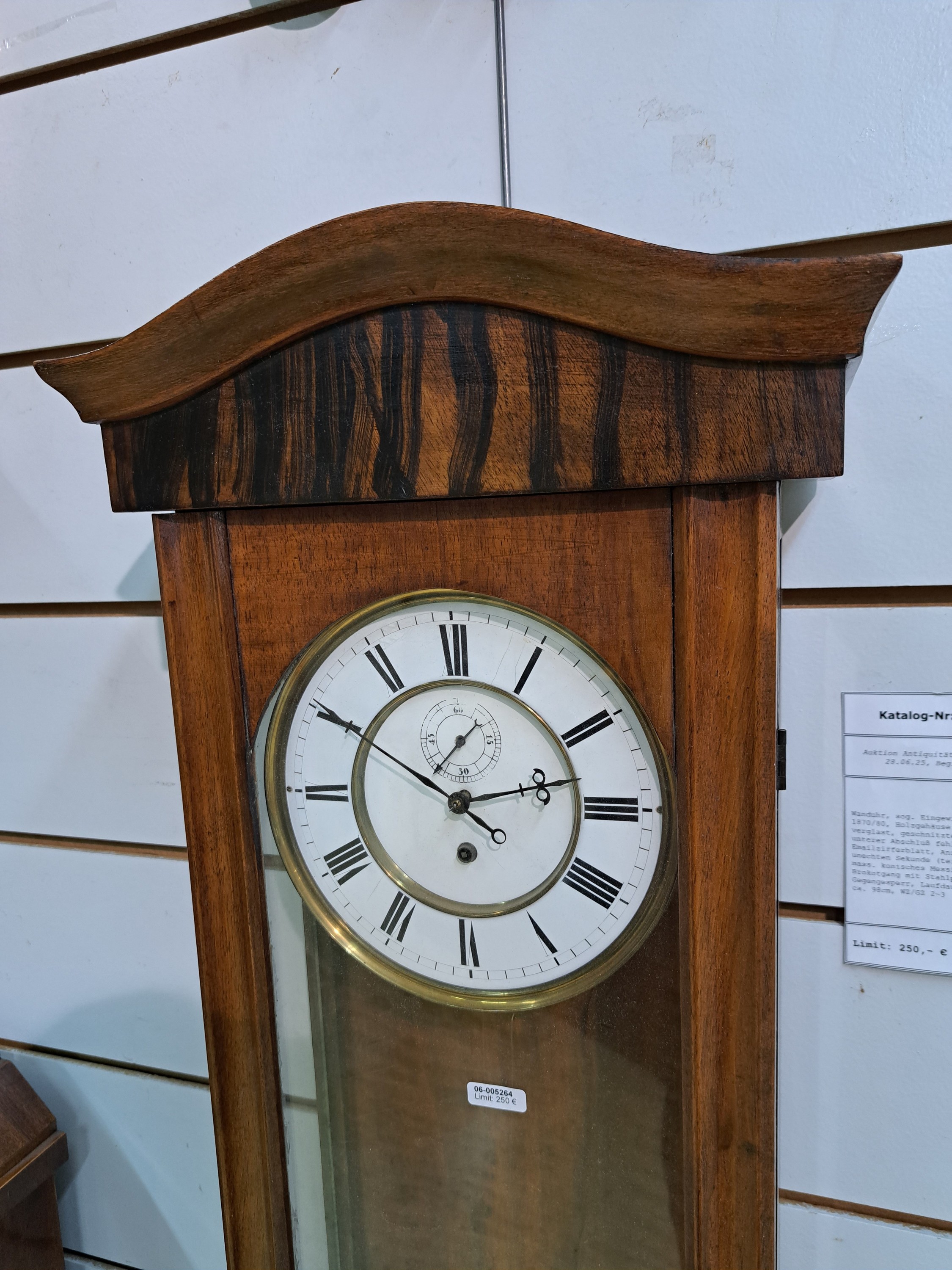Detail c: Wanduhr, sog. Eingewichter, deutsch um 1870/80, Holzgehäuse dreiseitig verglast, geschnitzter Aufsatz und unterer Abschluß fehlen, zweigeteiltes ...