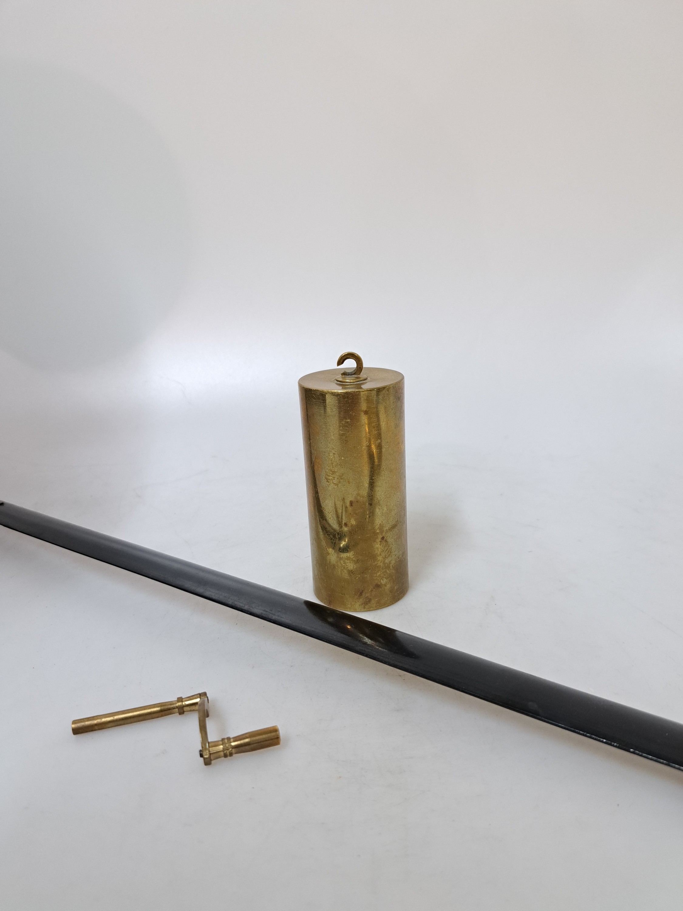 Detail g: Wanduhr, sog. Eingewichter, deutsch um 1870/80, Holzgehäuse dreiseitig verglast, geschnitzter Aufsatz und unterer Abschluß fehlen, zweigeteiltes ...