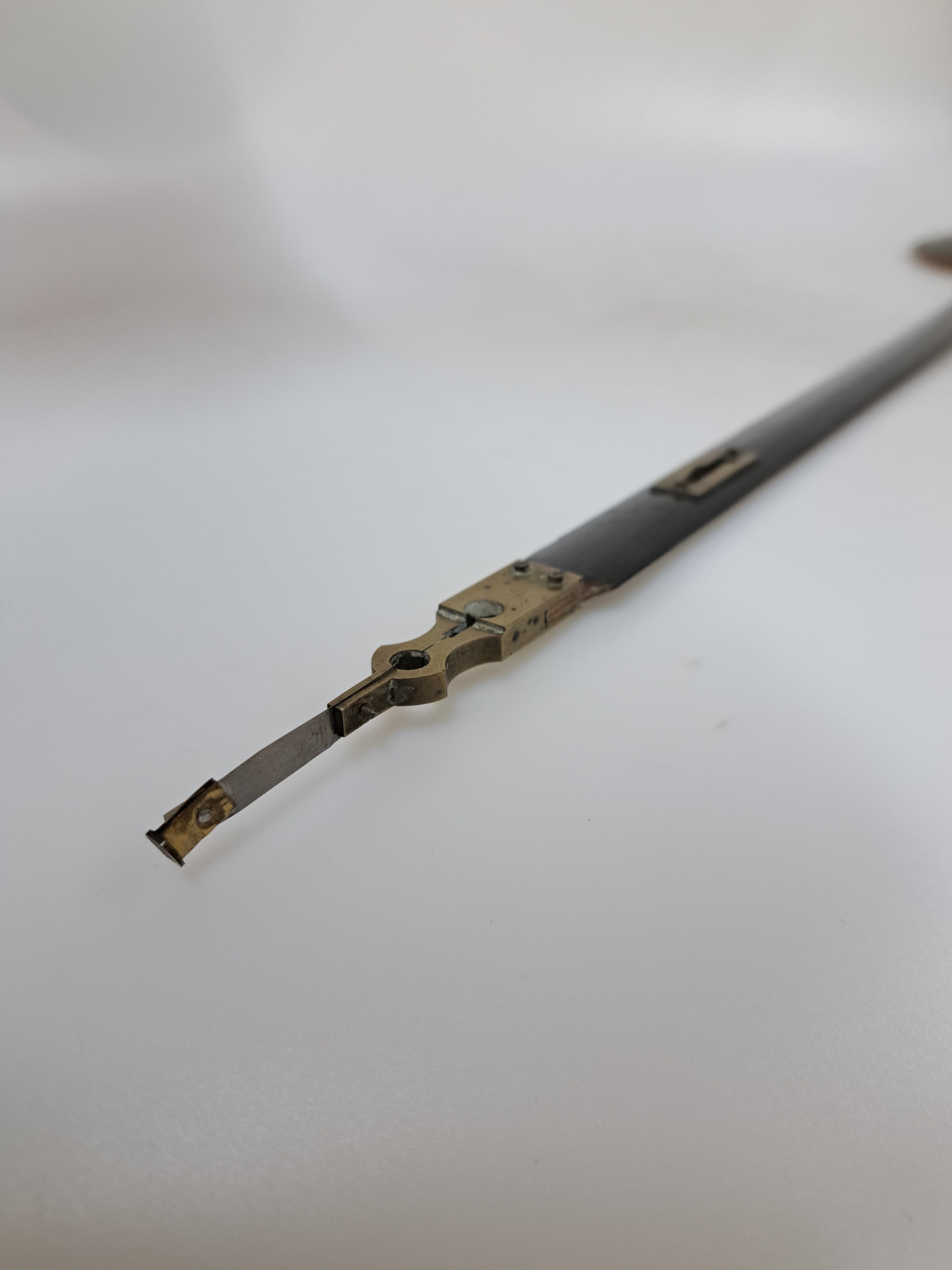 Detail j: Wanduhr, sog. Eingewichter, deutsch um 1870/80, Holzgehäuse dreiseitig verglast, geschnitzter Aufsatz und unterer Abschluß fehlen, zweigeteiltes ...