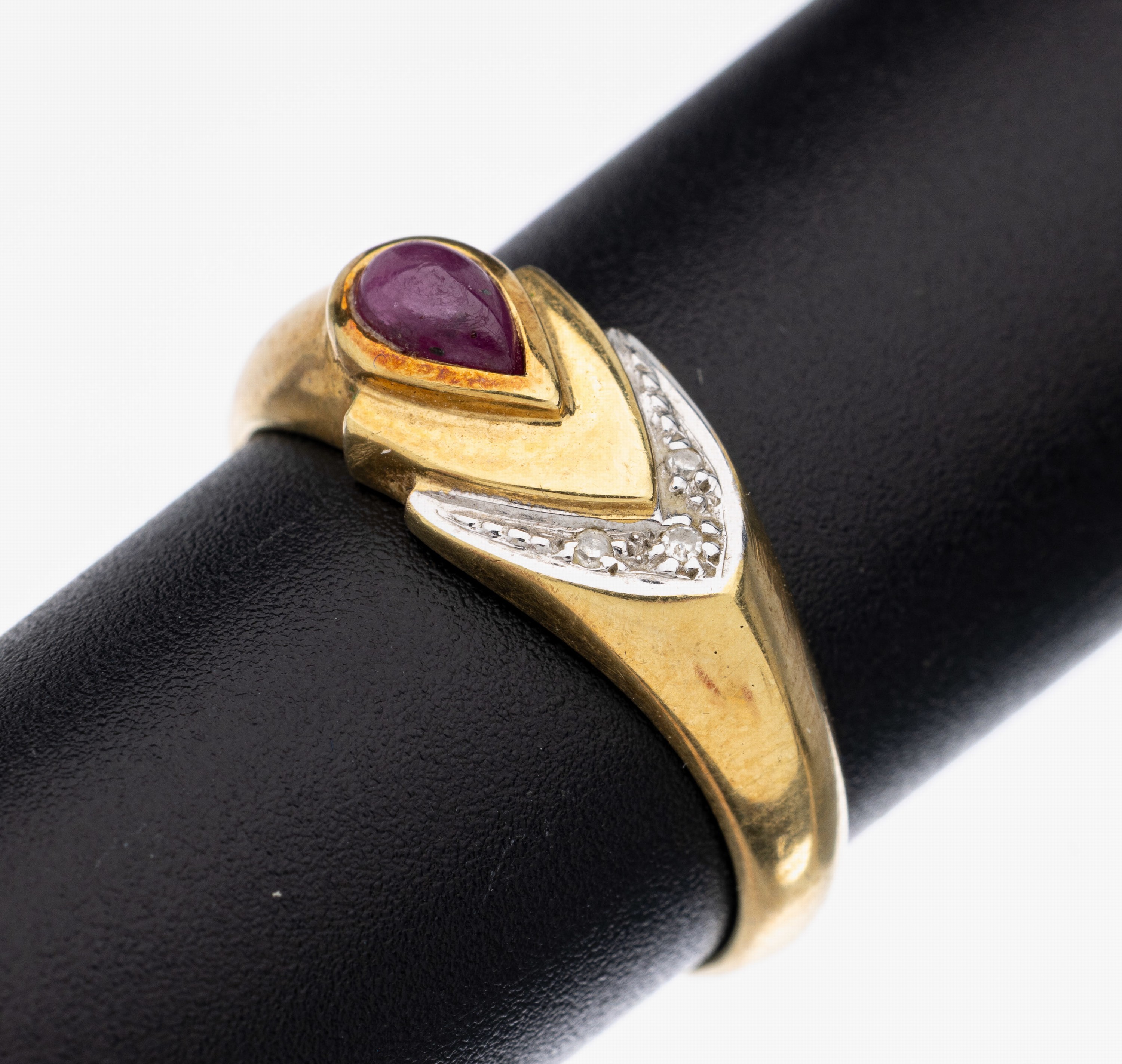 14 kt Gold Rubin-Diamant-Ring, GG 585/000, kl. tropfenf. Rubin-Cabochon, 3 kl. 8/8-Diamanten, RW 59, ca. 3.6 g