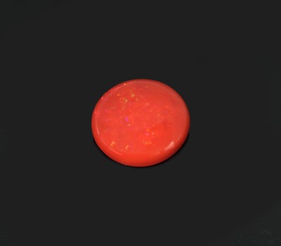 26938002a - Loser roter Opal, ca. 9.6 ct, runder Cabochon,16.4 x 16.3 x 6.8 mm Schätzpreis: ...