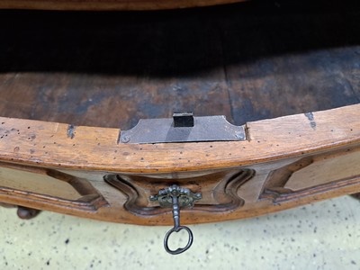 26938055e - Große Kommode, Frankreich, um 1760, Nußbaum massiv, geschweift und leicht bombiert, ...