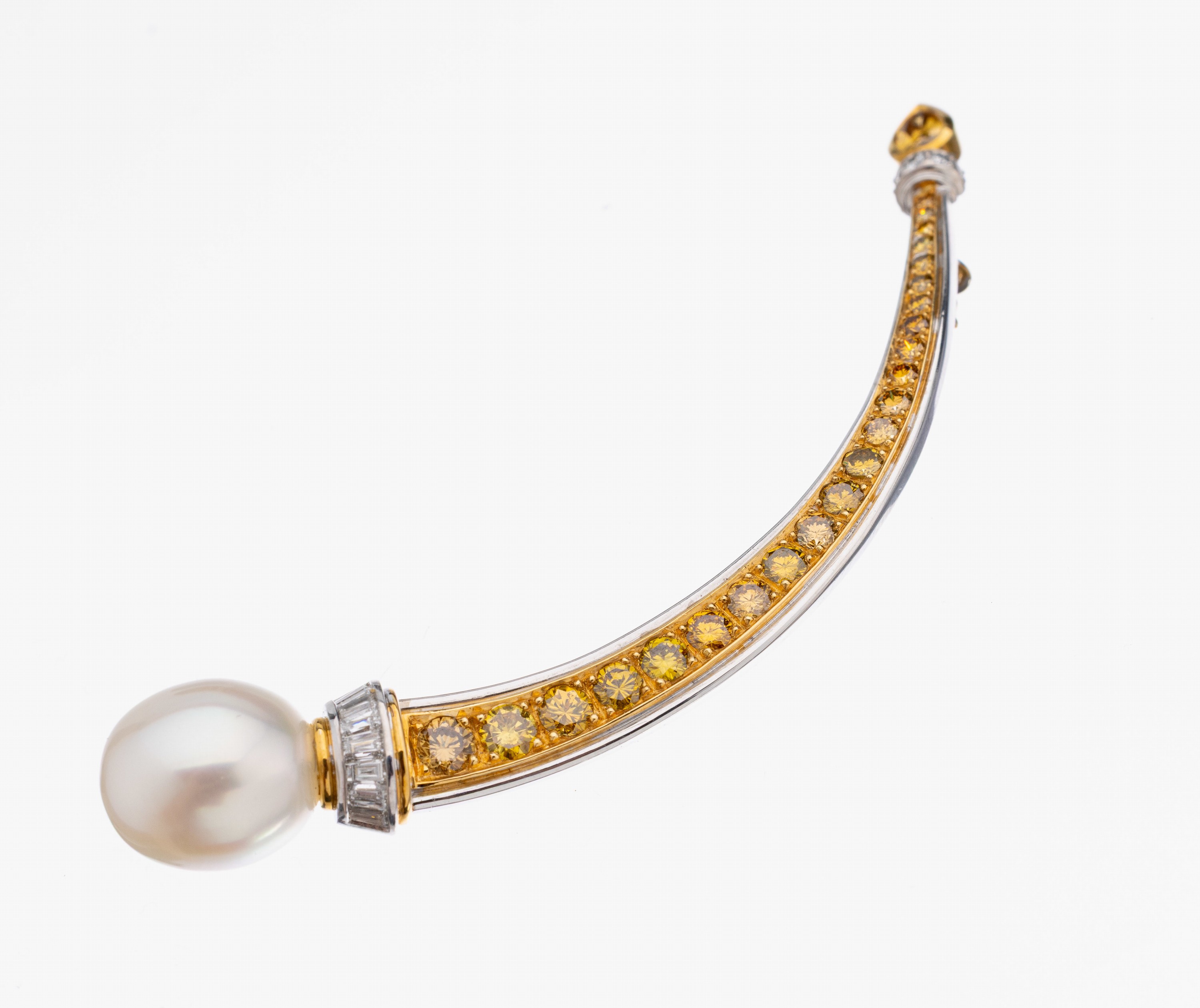 18 kt Gold Perl-Diamant-Brosche, GG/WG 750/000, weiße Zuchtperle ca. 11 - 12 mm, 23 Brillanten und Diamanttropfen zus. ca. 1.53 ct Braun-Gelb/si, ...