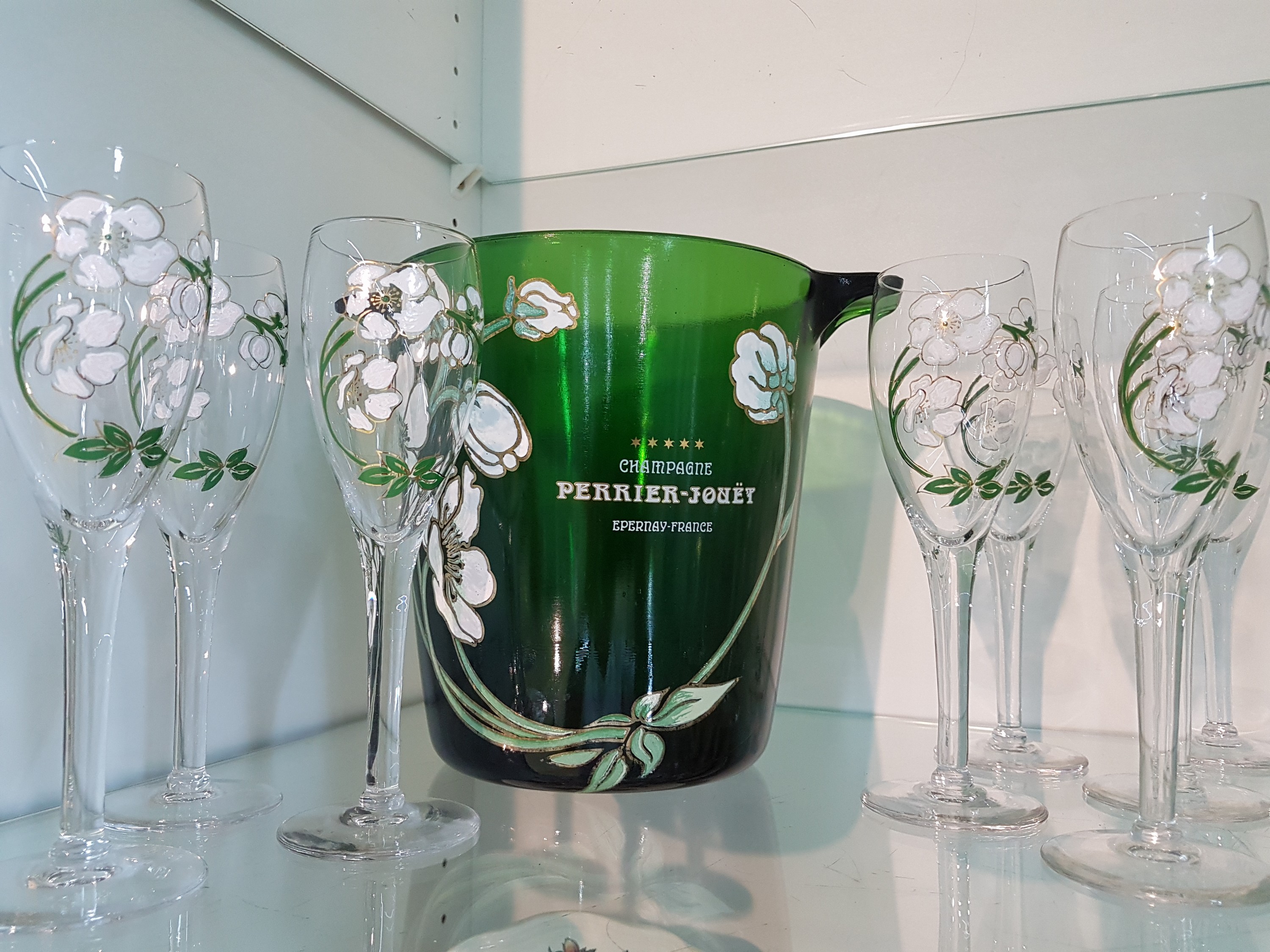 Detail b: Champagnerkühler und 8 Gläser, Perrier-Jouet Epernay, grünes bzw. farbloses Glas mit grün-weißer floraler Emailmalerei, Kühler H. ca. 19.5cm, ...