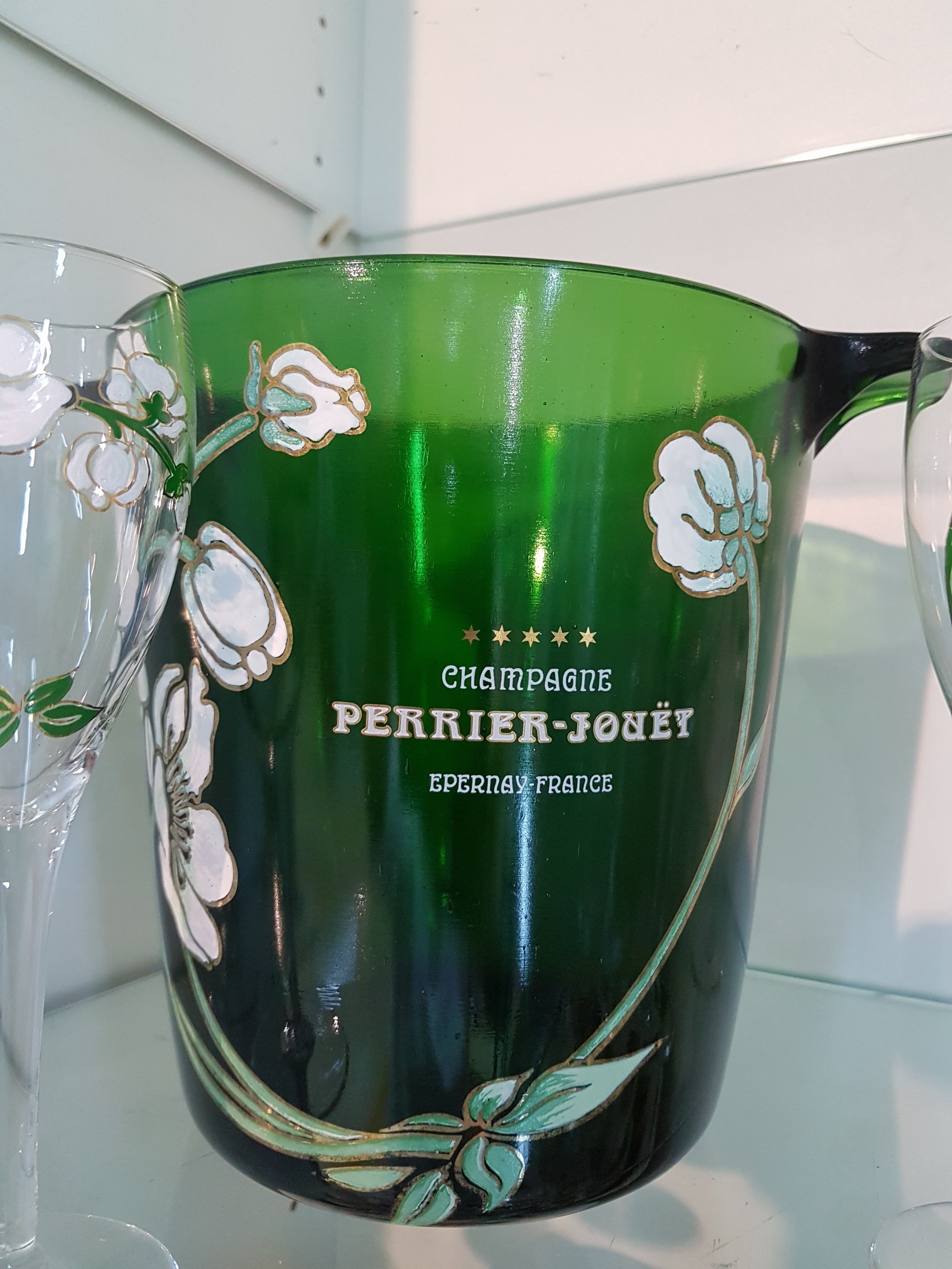 Detail c: Champagnerkühler und 8 Gläser, Perrier-Jouet Epernay, grünes bzw. farbloses Glas mit grün-weißer floraler Emailmalerei, Kühler H. ca. 19.5cm, ...