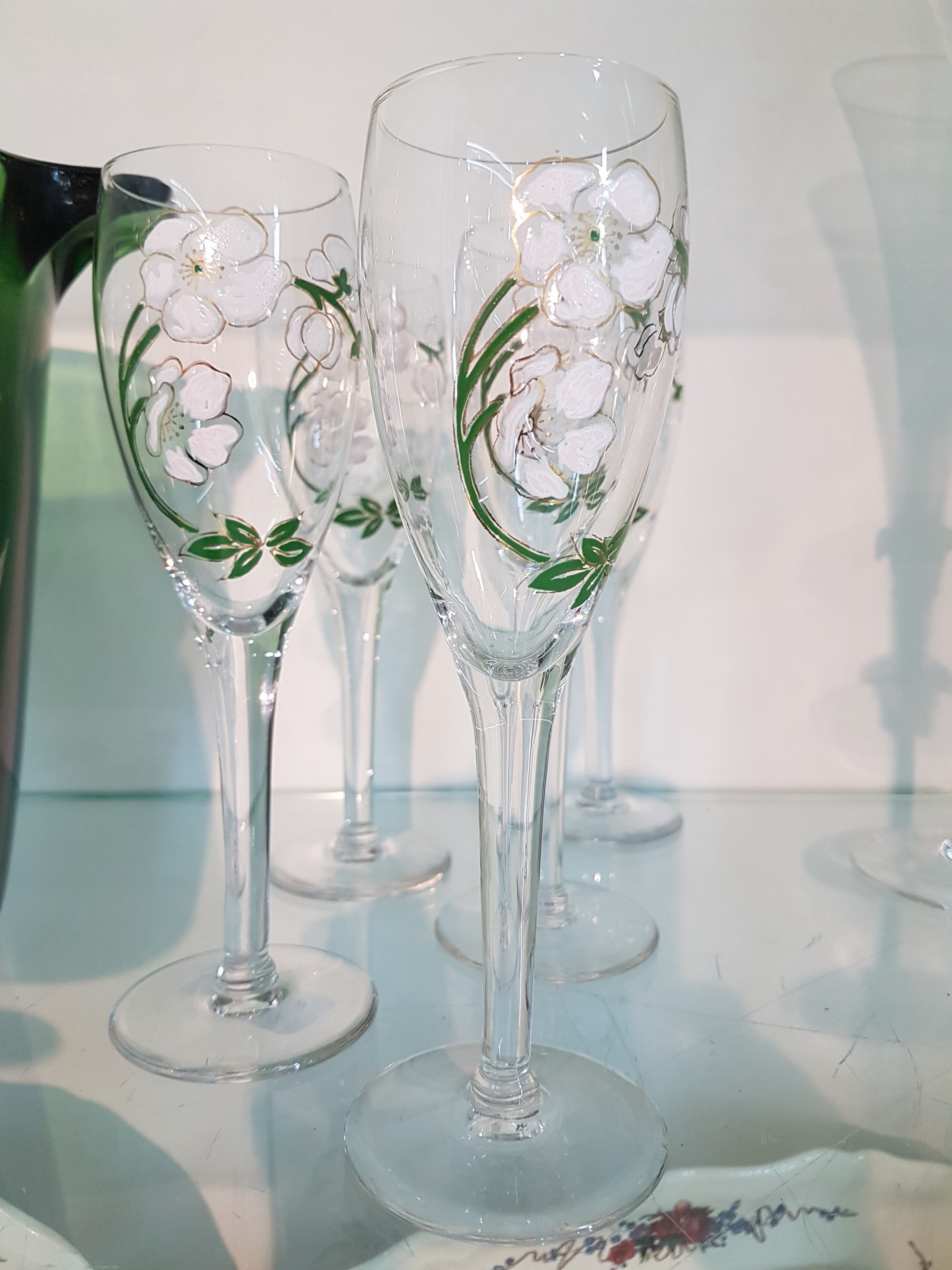 Detail g: Champagnerkühler und 8 Gläser, Perrier-Jouet Epernay, grünes bzw. farbloses Glas mit grün-weißer floraler Emailmalerei, Kühler H. ca. 19.5cm, ...