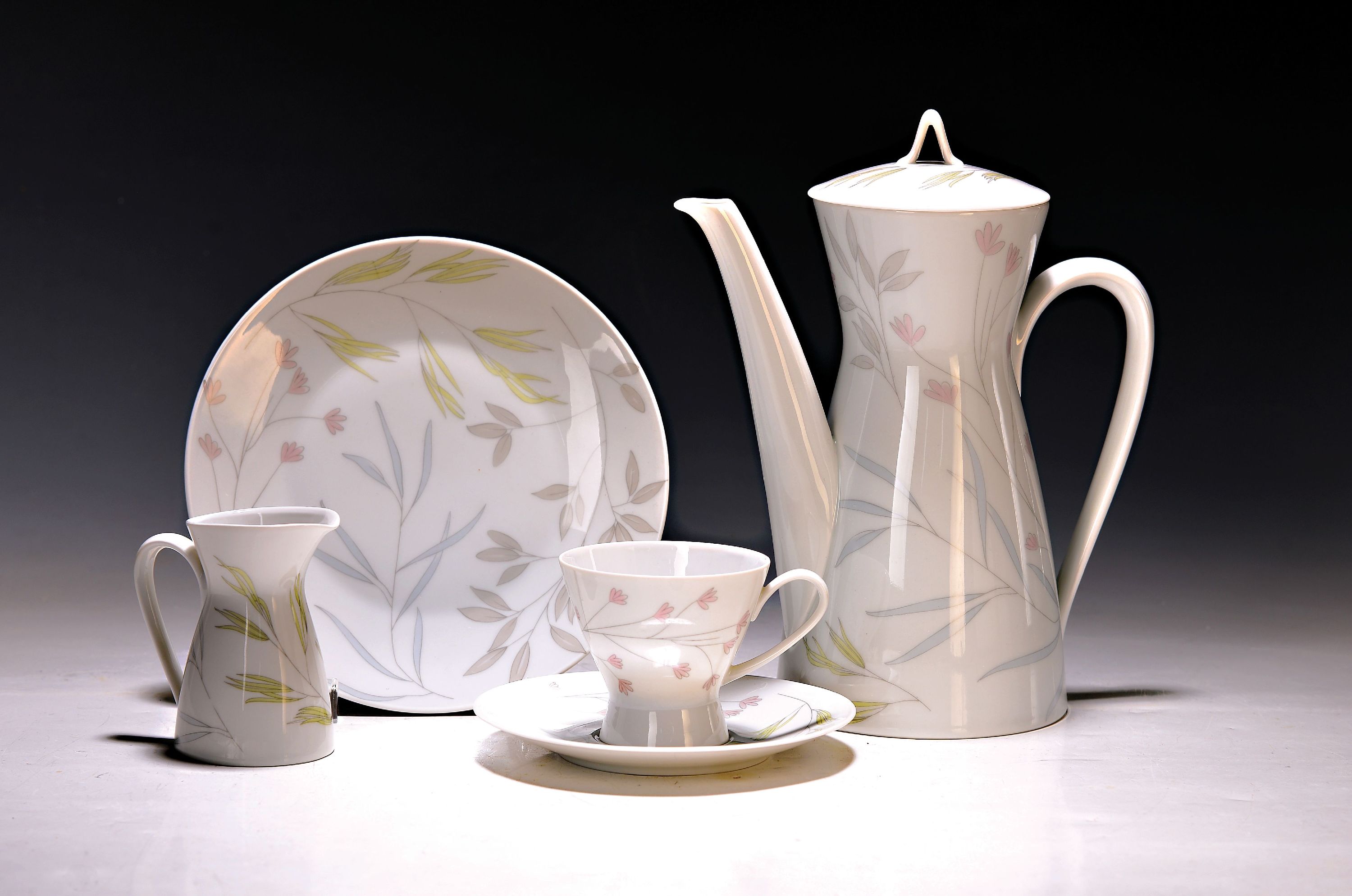 Kaffeeservice, Rosenthal, Form 2000, mit floralem Dekor, Porzellan, Kaffeekanne, Sahnegießer best., 14 Tassen mit 11 Untertassen, 11 Dessertteller