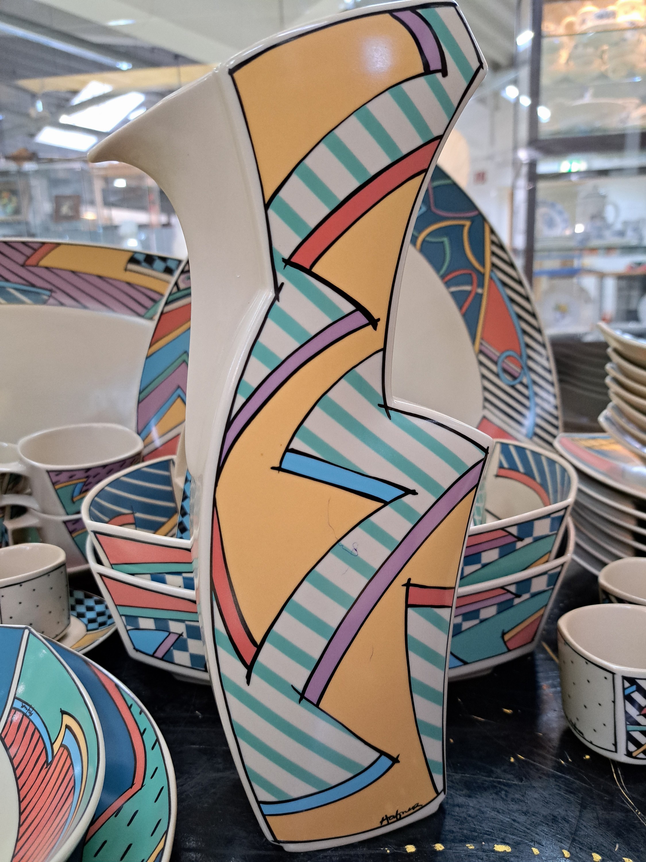 Detail d: Umfangreiches Kaffee- und Speiseservice, Rosenthal "Flash One", Entwurf Dorothy Hafner, Kaffeekanne, Zuckerdose, 10 Tassen mit Untertassen, ...