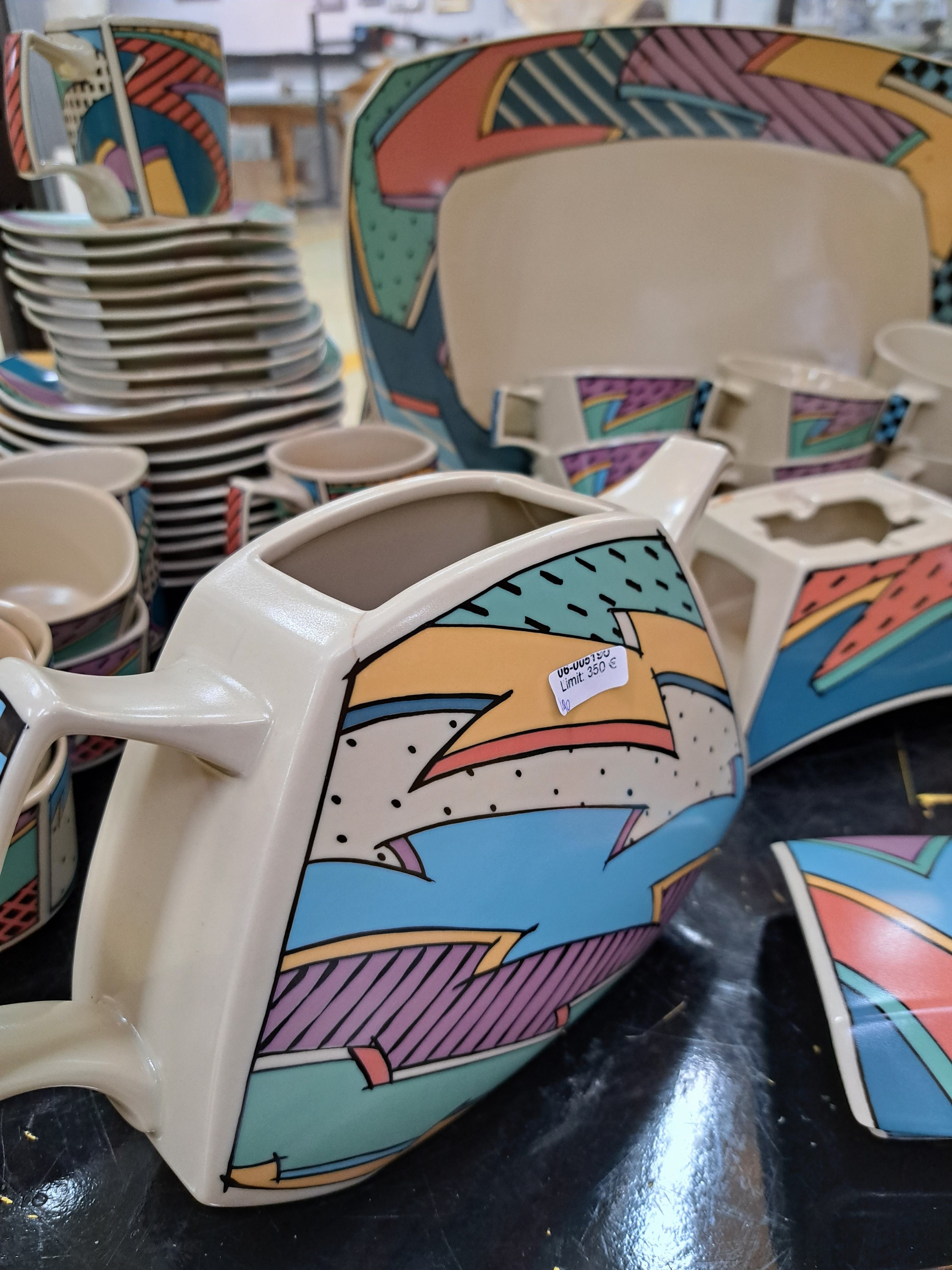 Detail k: Umfangreiches Kaffee- und Speiseservice, Rosenthal "Flash One", Entwurf Dorothy Hafner, Kaffeekanne, Zuckerdose, 10 Tassen mit Untertassen, ...