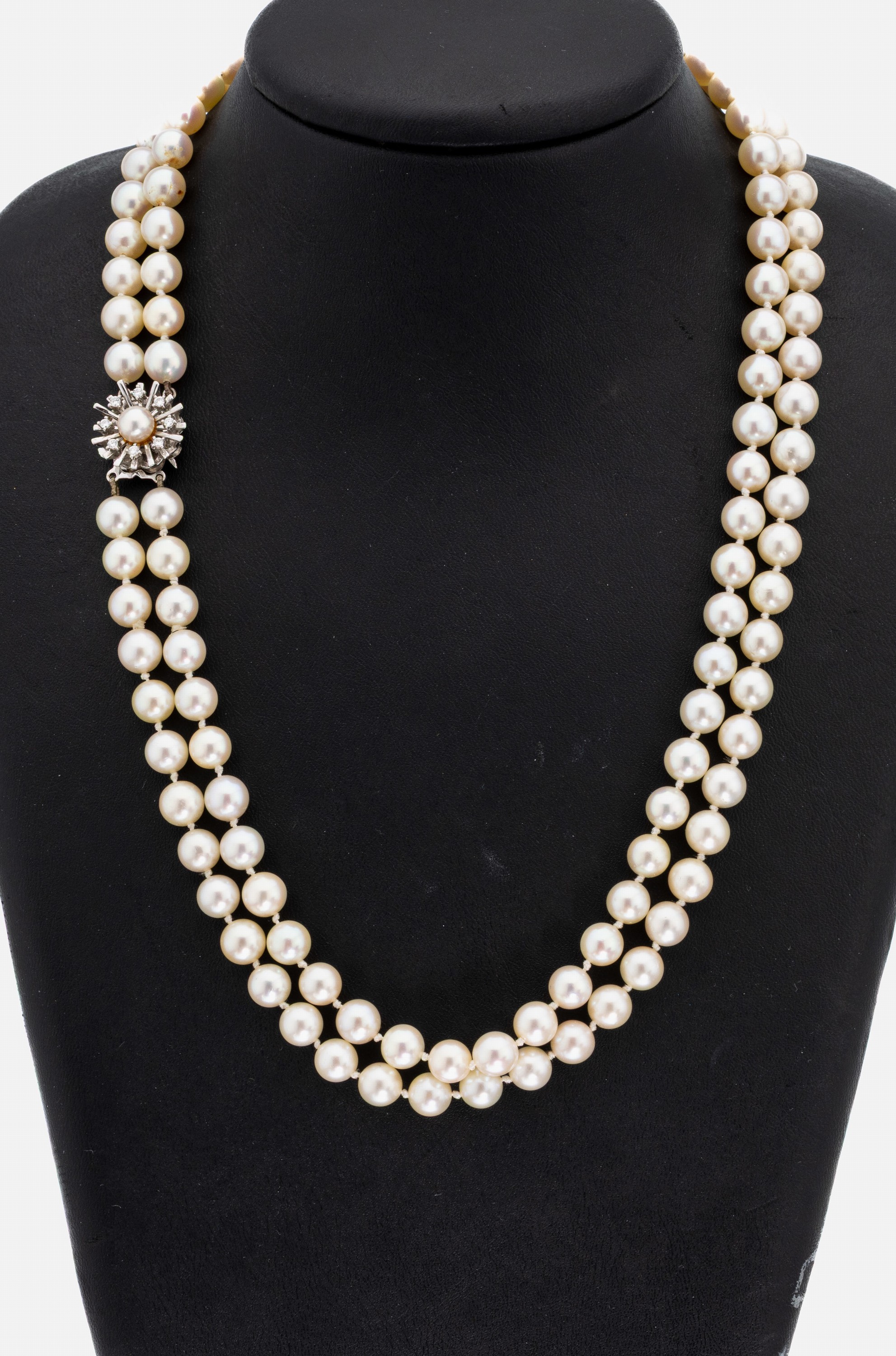 Zuchtperl-Collier mit 18 kt Gold Brillant- Schmuckschließe, WG 750/000, 120 Zuchtperlen, D. ca. 7.0 mm, Schließe mit 8 Brillanten zus. ca. 0.16 ct ...