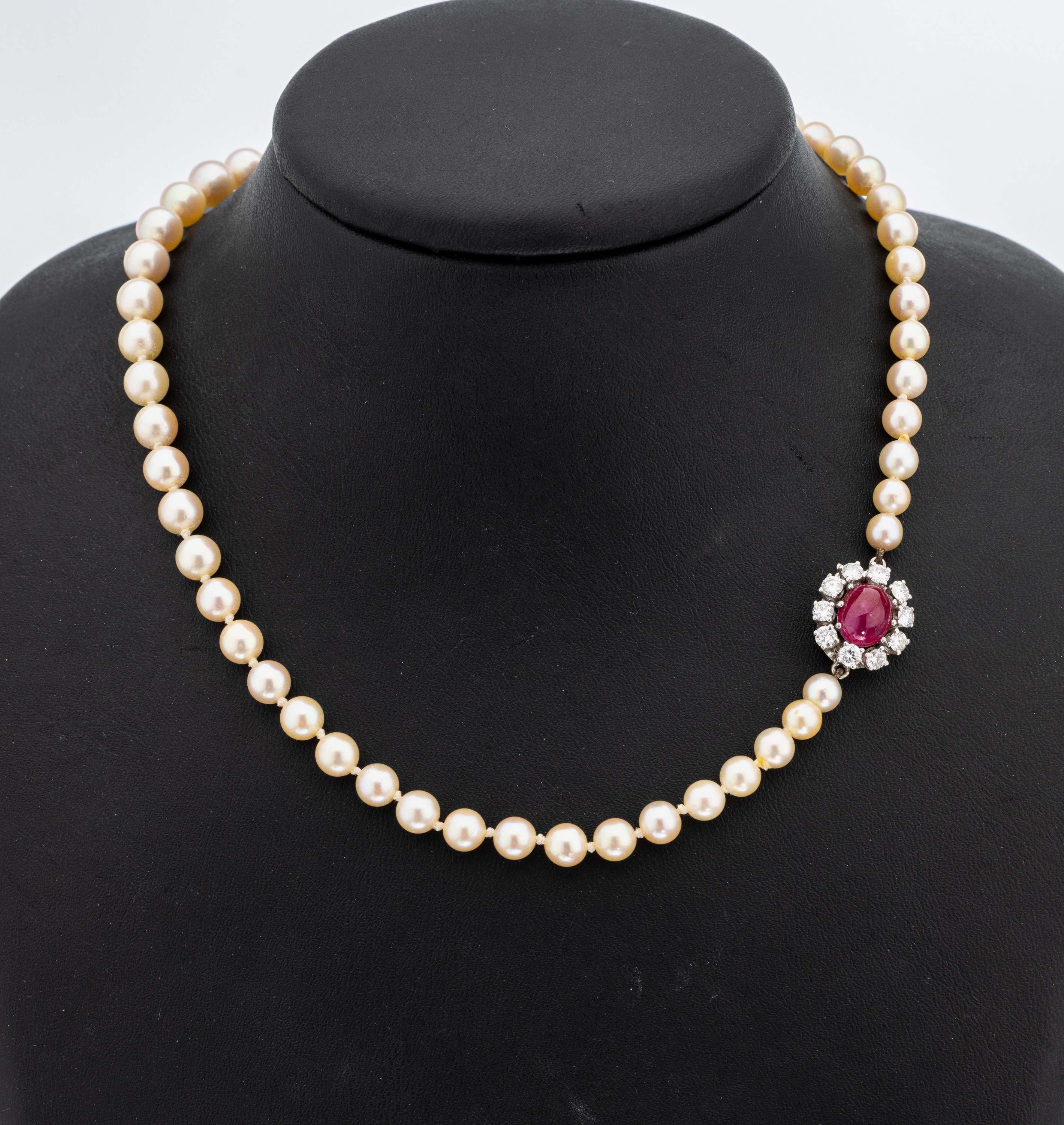 Zuchtperl-Collier mit 18 kt Gold Rubin- Brillant-Schmuckschließe, WG 750/000, 71 Zuchtperlen im Verlauf, D. ca. 5-8 mm, 1 Rubin-Cabochon ca. 3.80 ...