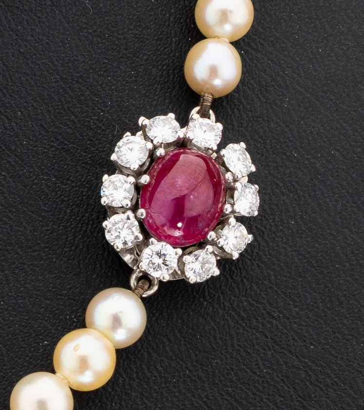 Detail a: Zuchtperl-Collier mit 18 kt Gold Rubin- Brillant-Schmuckschließe, WG 750/000, 71 Zuchtperlen im Verlauf, D. ca. 5-8 mm, 1 Rubin-Cabochon ca. 3.80 ...