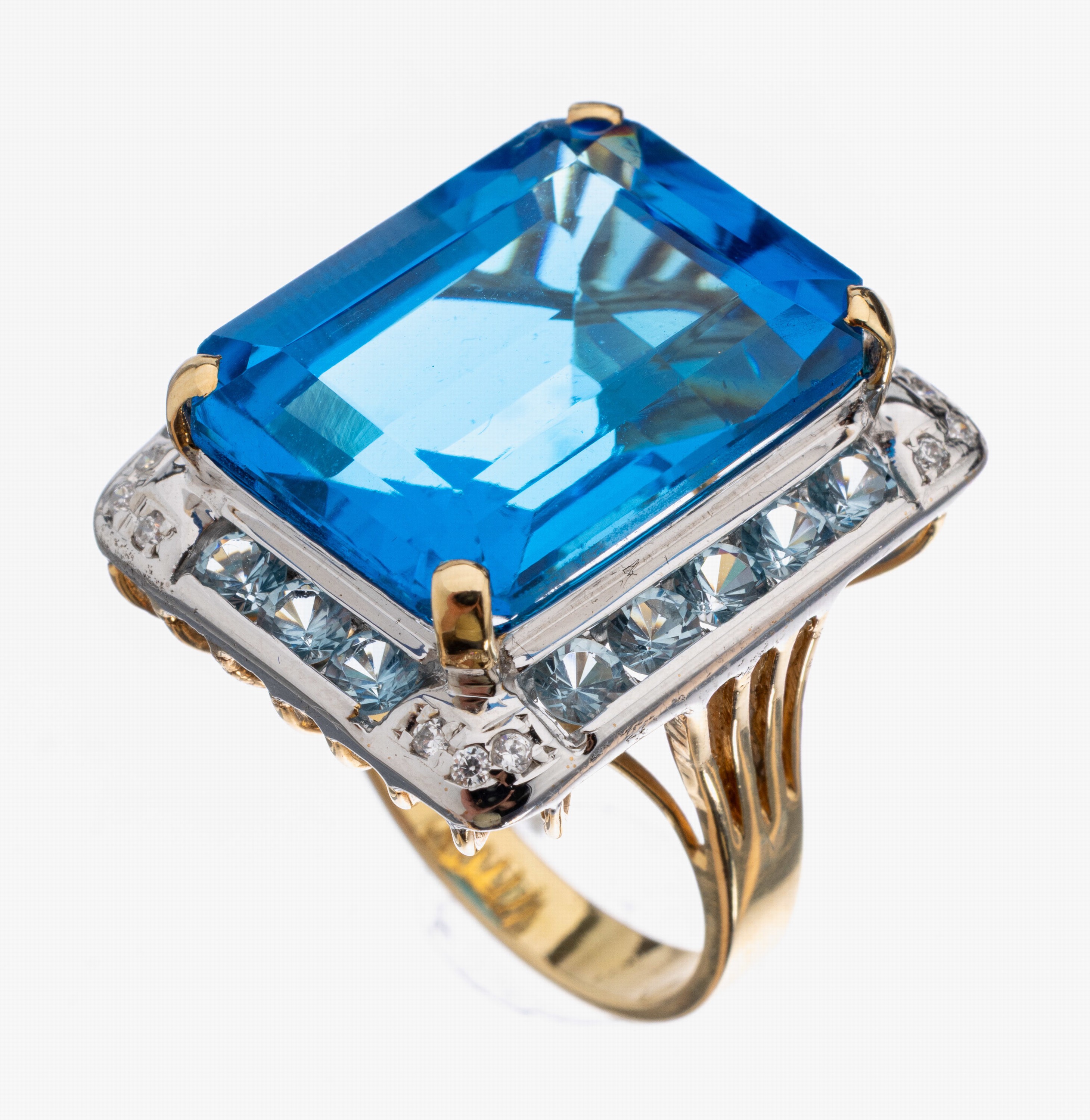 14 kt Gold Topas-Ring, GG 585/000, facett. Topas ca. 30 ct (beh.) "Swiss Blue", 16 rundfacett. Topase (beh.) zus. ca. 1.60 ct,12 ...
