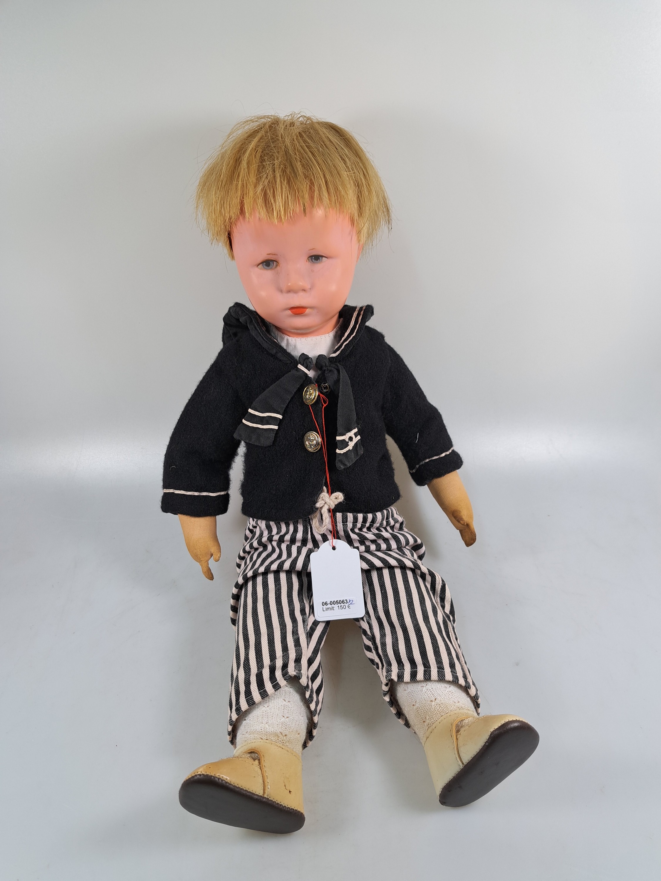 Detail a: Zwei Käthe Kruse-Puppen, wohl 40/50er Jahre, Echthaarperücken, Junge und Mädchen, Textilkörper gestopft, am Fuß undeutlich nummeriert, ...
