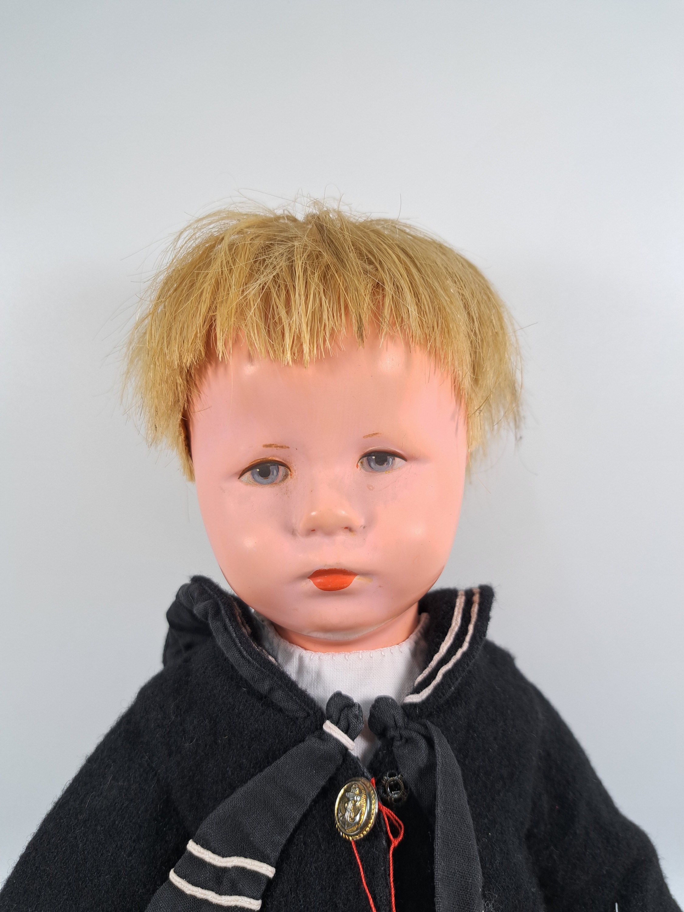 Detail b: Zwei Käthe Kruse-Puppen, wohl 40/50er Jahre, Echthaarperücken, Junge und Mädchen, Textilkörper gestopft, am Fuß undeutlich nummeriert, ...
