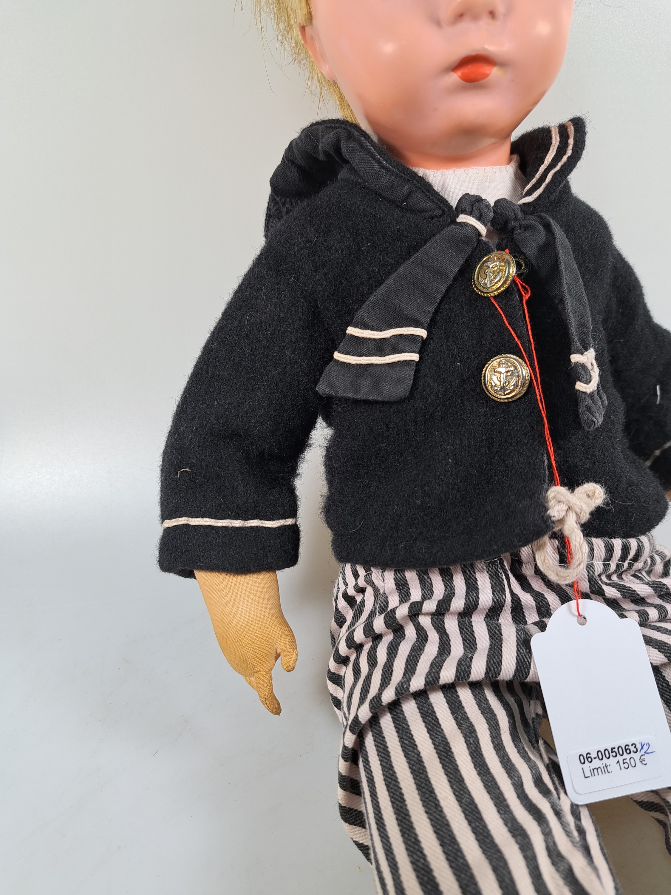 Detail c: Zwei Käthe Kruse-Puppen, wohl 40/50er Jahre, Echthaarperücken, Junge und Mädchen, Textilkörper gestopft, am Fuß undeutlich nummeriert, ...