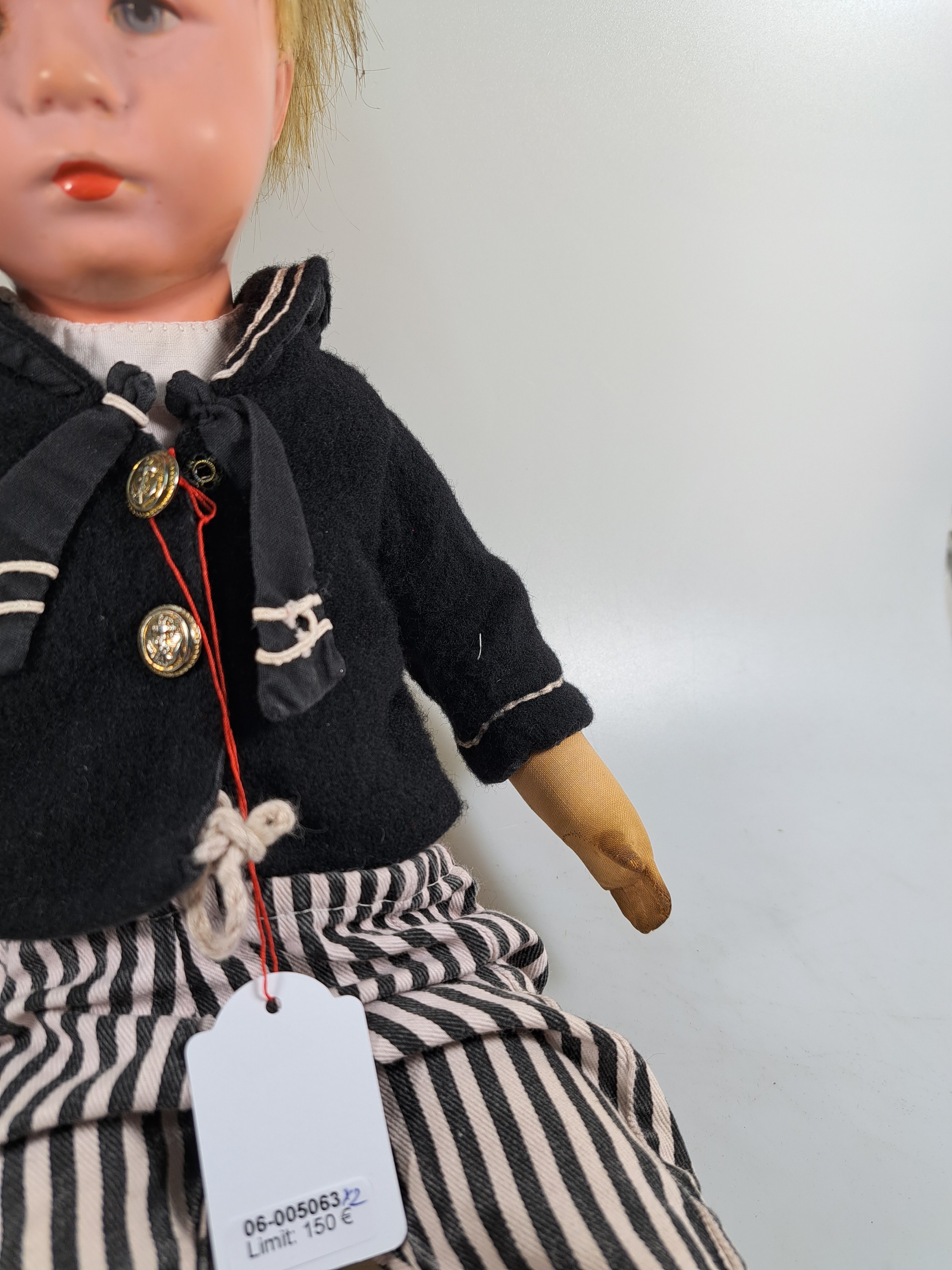 Detail d: Zwei Käthe Kruse-Puppen, wohl 40/50er Jahre, Echthaarperücken, Junge und Mädchen, Textilkörper gestopft, am Fuß undeutlich nummeriert, ...