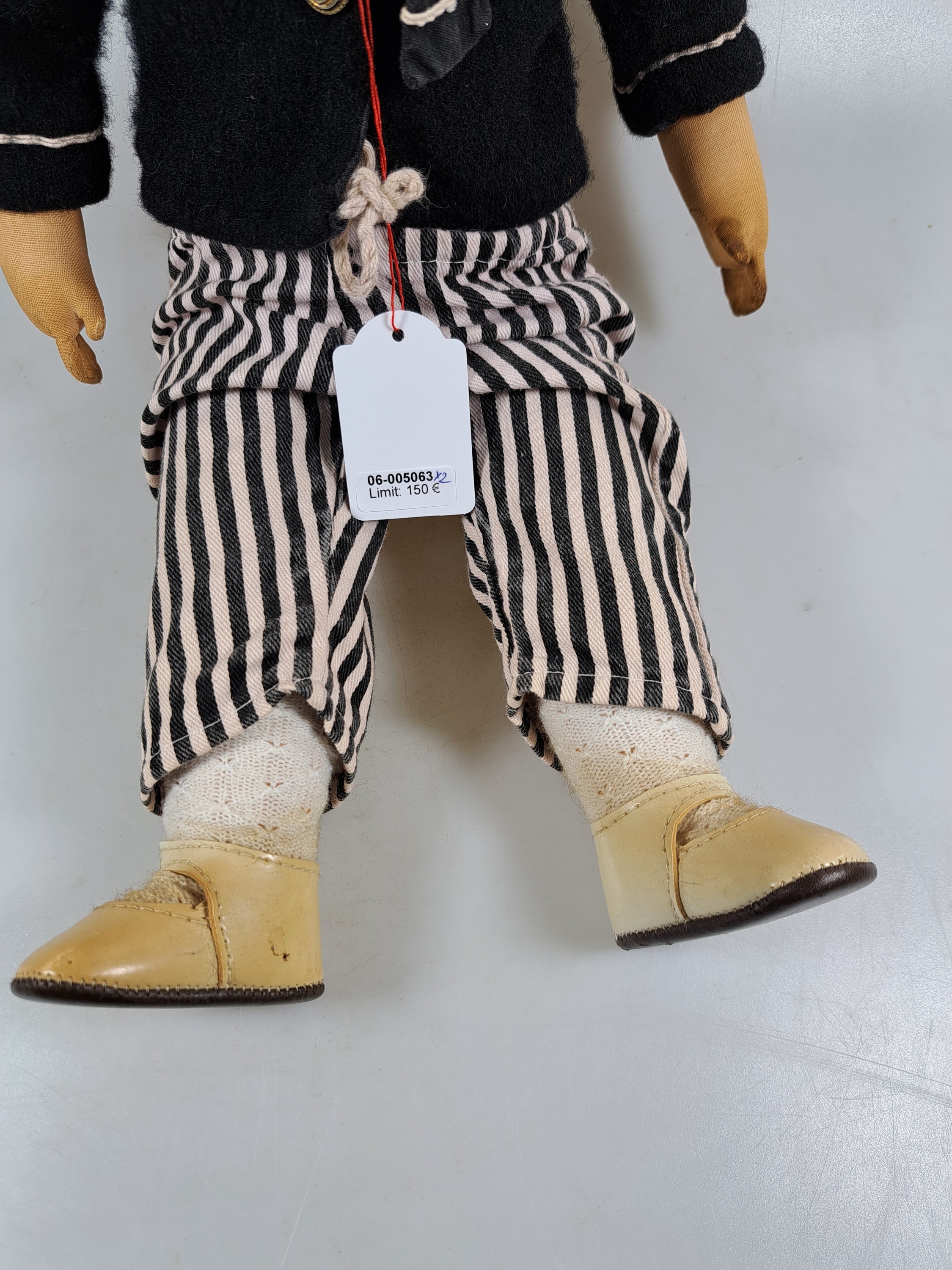 Detail e: Zwei Käthe Kruse-Puppen, wohl 40/50er Jahre, Echthaarperücken, Junge und Mädchen, Textilkörper gestopft, am Fuß undeutlich nummeriert, ...