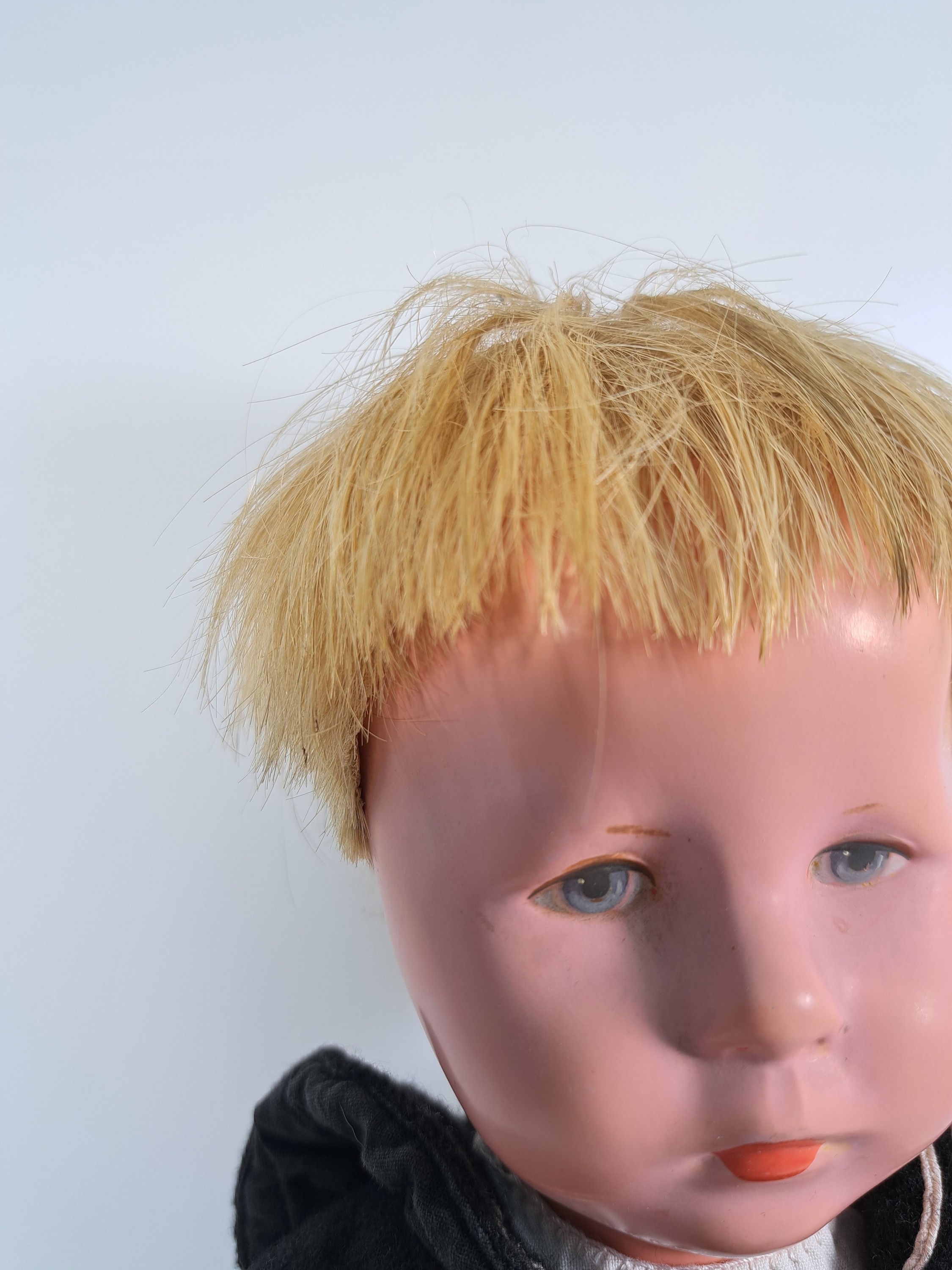 Detail f: Zwei Käthe Kruse-Puppen, wohl 40/50er Jahre, Echthaarperücken, Junge und Mädchen, Textilkörper gestopft, am Fuß undeutlich nummeriert, ...
