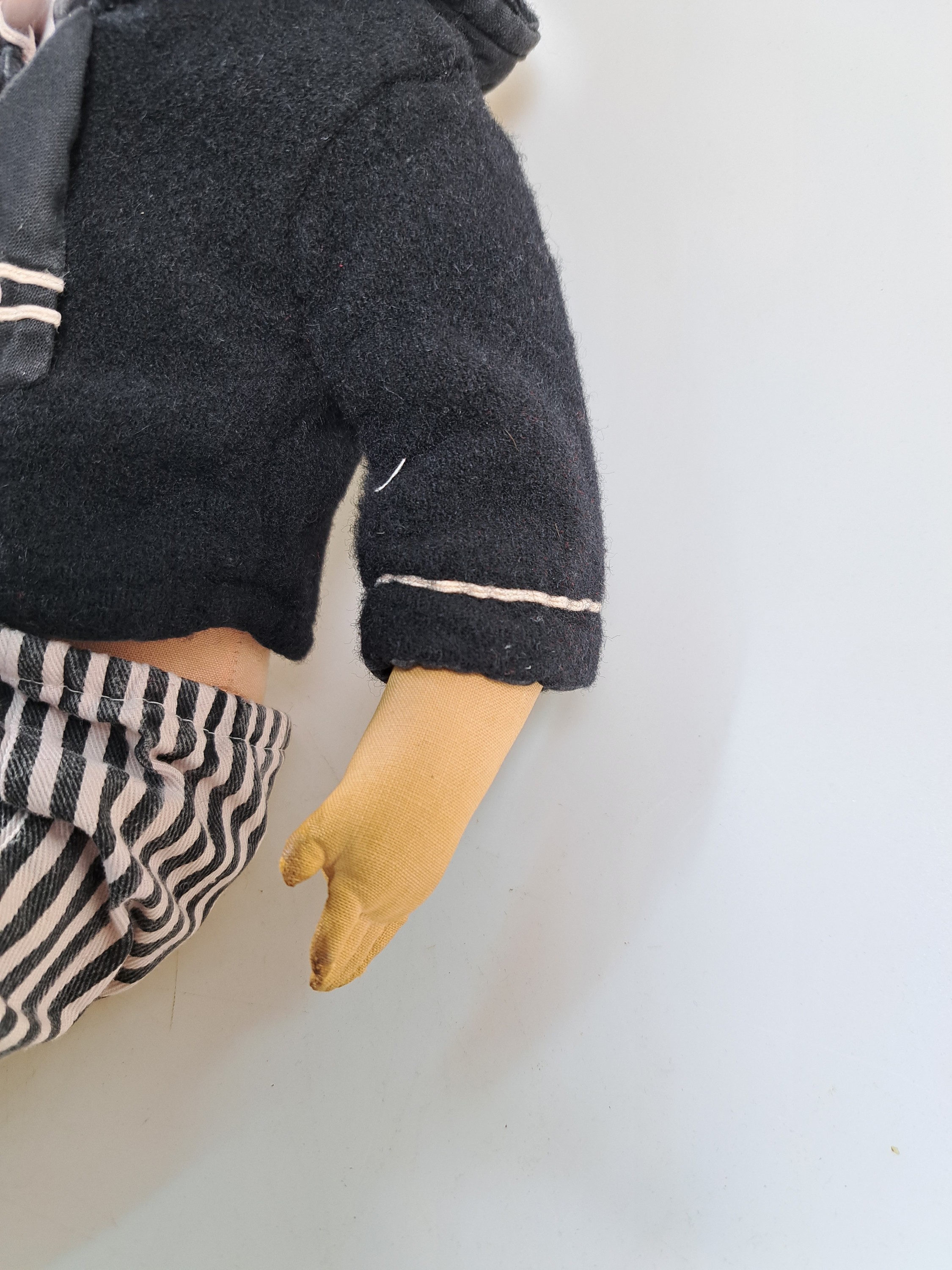 Detail g: Zwei Käthe Kruse-Puppen, wohl 40/50er Jahre, Echthaarperücken, Junge und Mädchen, Textilkörper gestopft, am Fuß undeutlich nummeriert, ...