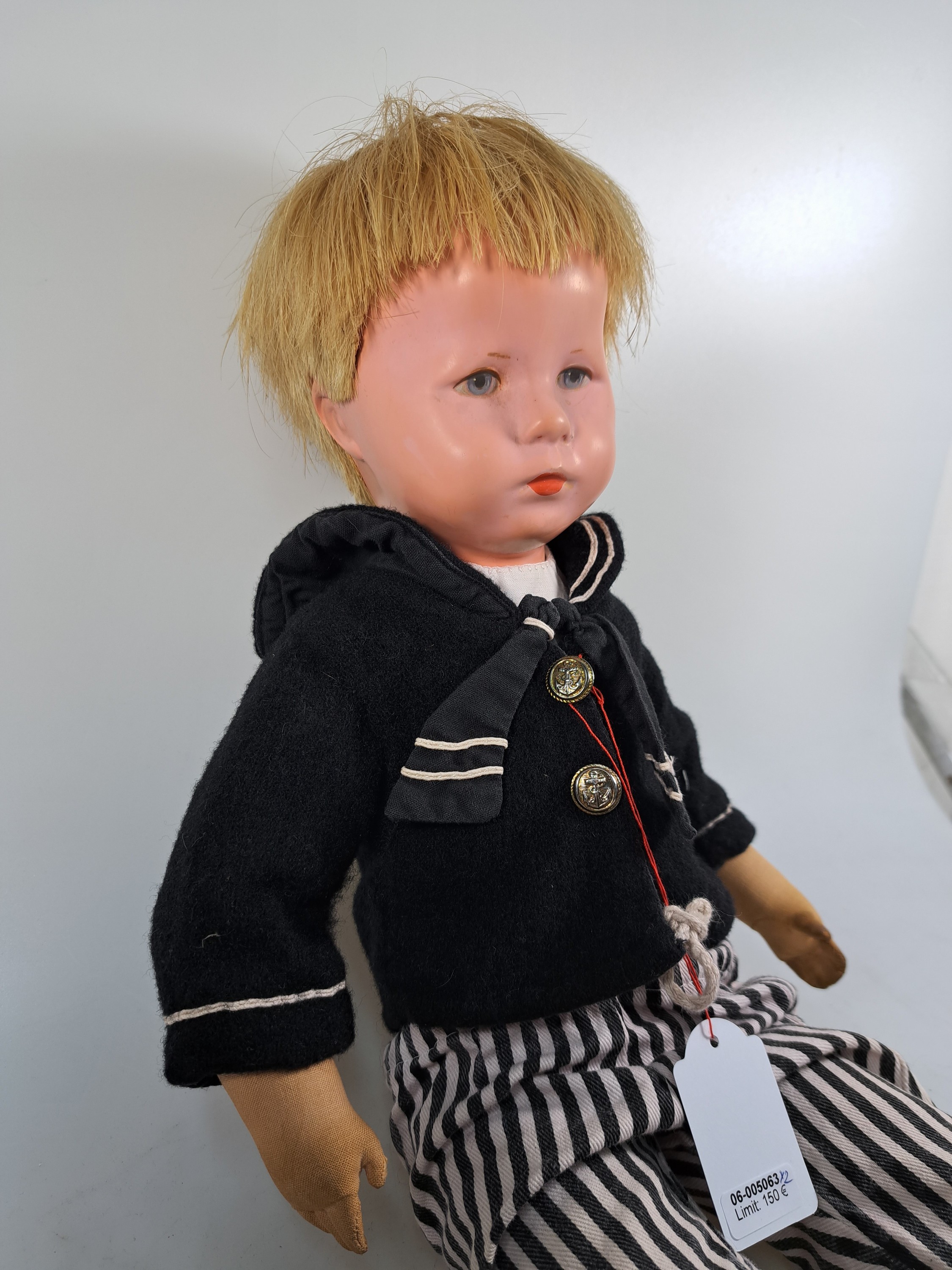 Detail h: Zwei Käthe Kruse-Puppen, wohl 40/50er Jahre, Echthaarperücken, Junge und Mädchen, Textilkörper gestopft, am Fuß undeutlich nummeriert, ...